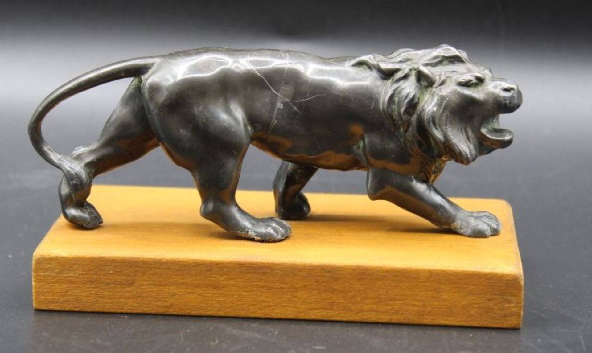 kl. Löwenfigur, Metallguss auf Holz, H-6cm B-11,5cm.