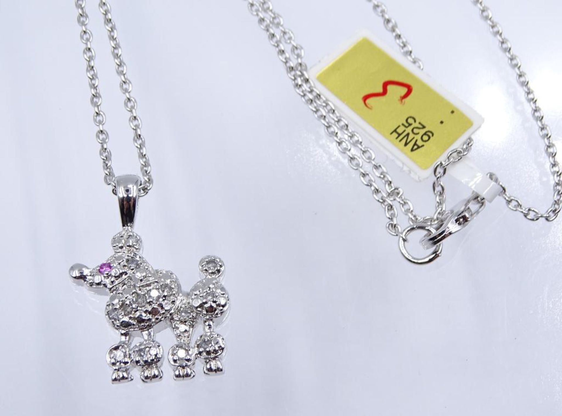 Diamant-Anhänger, Darstellung eines Pudels, Silber 925/000 mit Diamanten, L. 22,6 mm, an Kette mit - Bild 2 aus 2