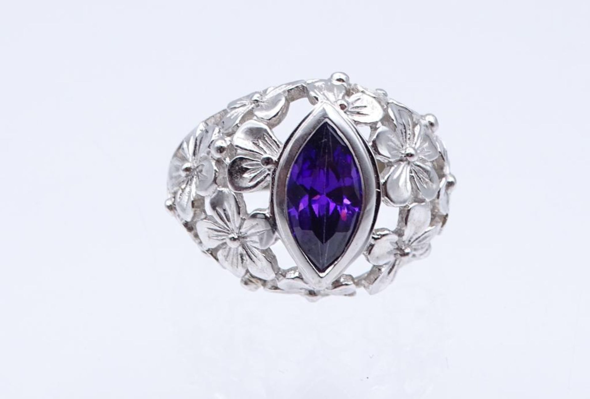 Ring Silber 925/000 mit einem navetteförmig fac., violetten Edelstein 12,5 x 6 mm, RG 57, 8,7