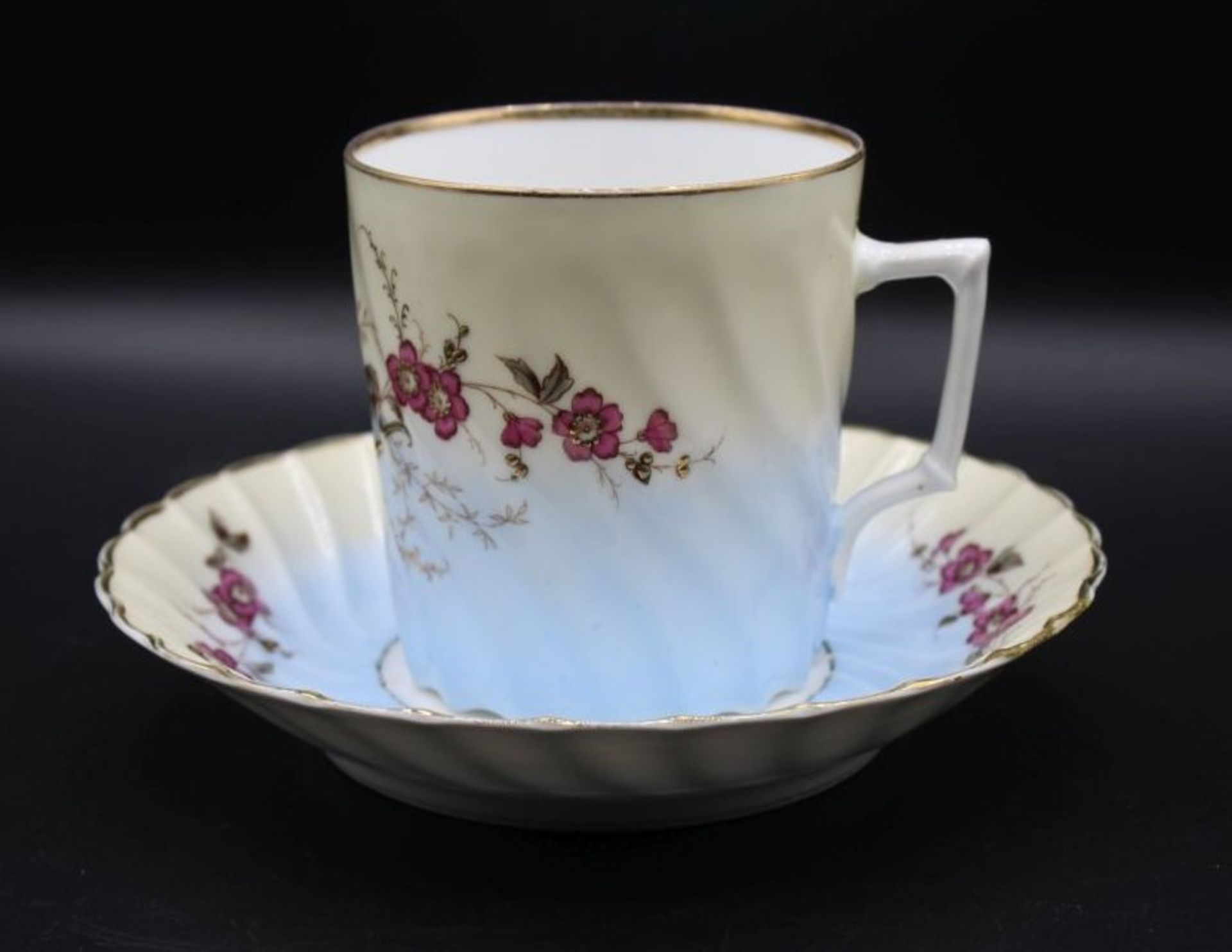 gr. Tasse mit U.T. um 1900, U.T. mit undeutl. Pressmarke, florale Bemalung, Tasse H-9cm.