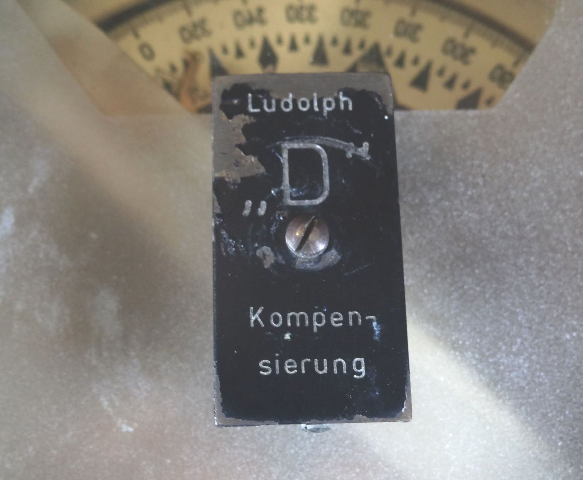 Schiffskompass "Ludolph" in Halter, kardanisch aufgehängt mit Lupenaufsatz, H-22 cm, D-28 c - Bild 10 aus 10