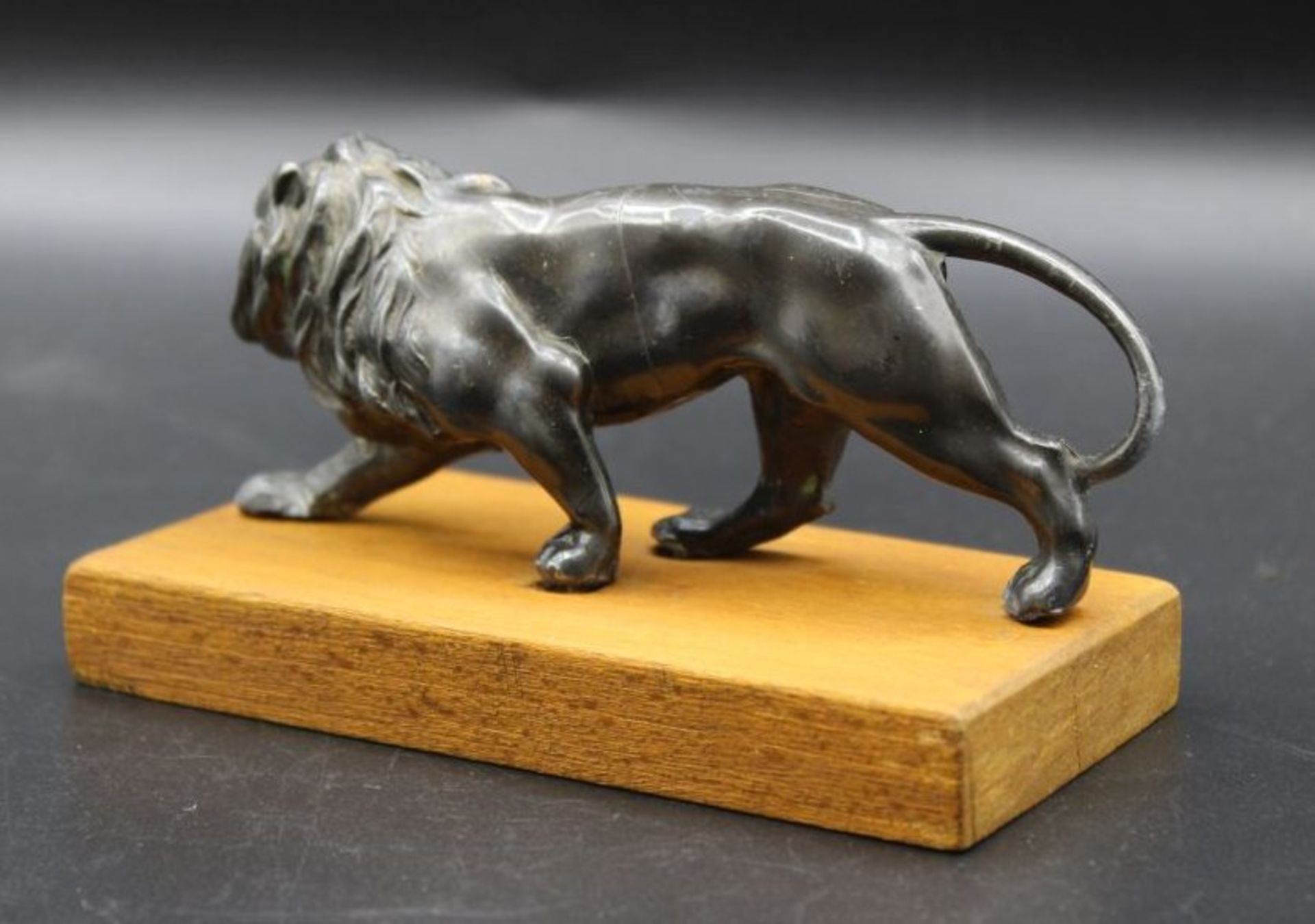 kl. Löwenfigur, Metallguss auf Holz, H-6cm B-11,5cm. - Bild 4 aus 5