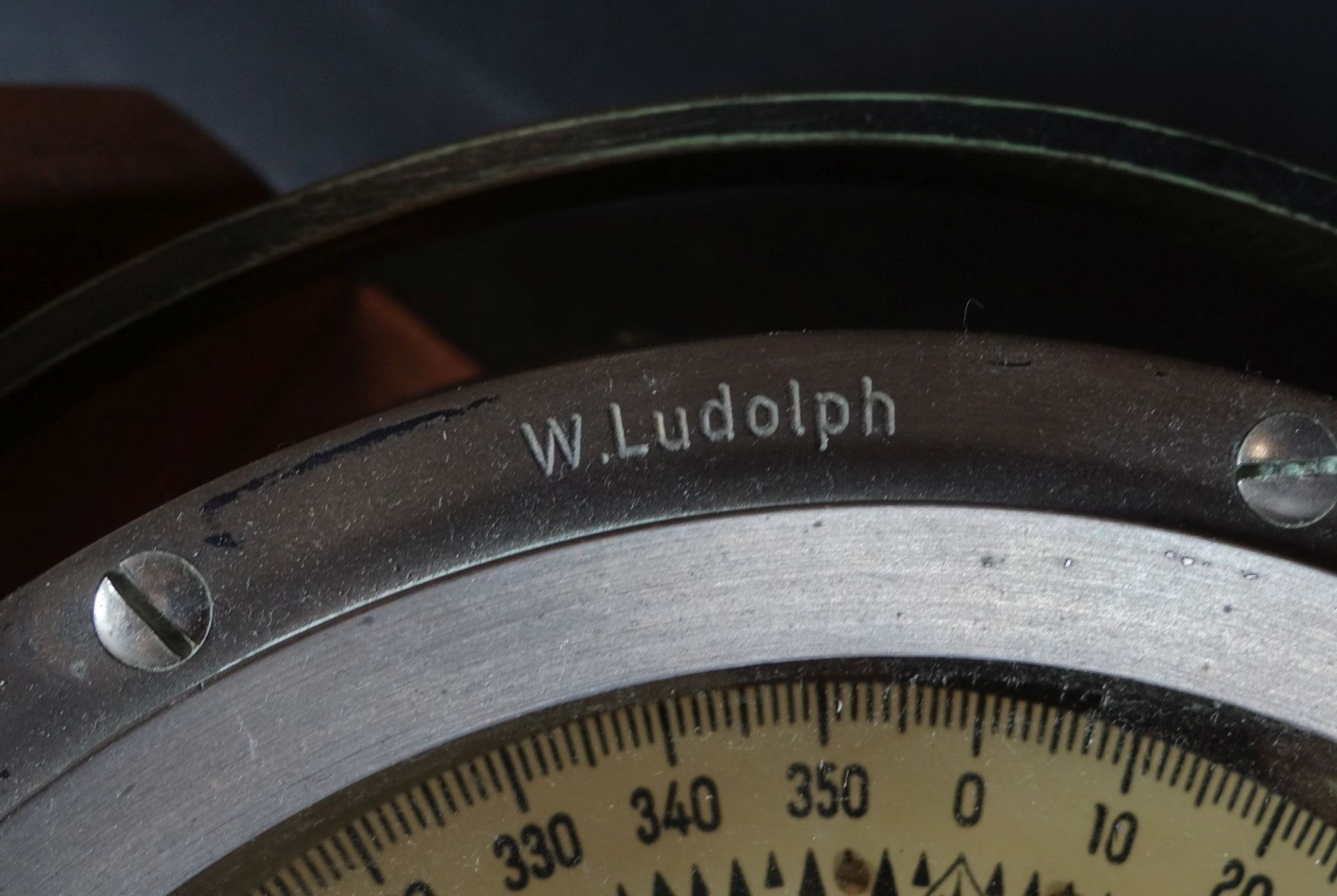 Schiffskompass "Ludolph" in Halter, kardanisch aufgehängt mit Lupenaufsatz, H-22 cm, D-28 c - Bild 7 aus 10