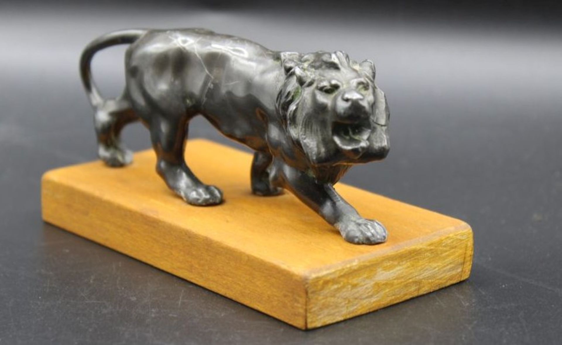 kl. Löwenfigur, Metallguss auf Holz, H-6cm B-11,5cm. - Bild 2 aus 5