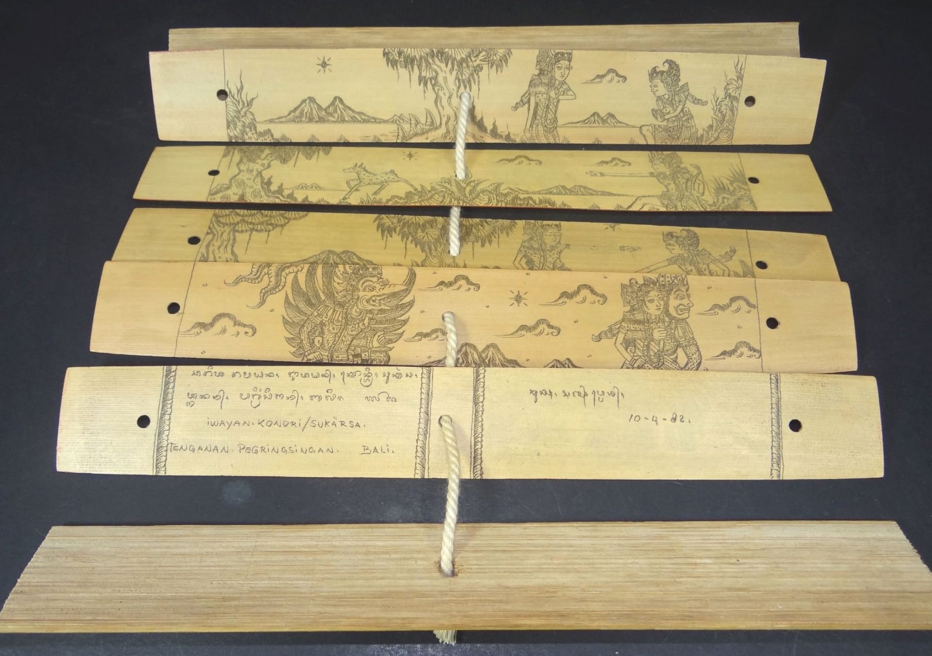Bali Hand-Ritzzeichnungen auf dünnen Holzplatten und Holzdeckeln, , signiert und dat. 10.4.1982,