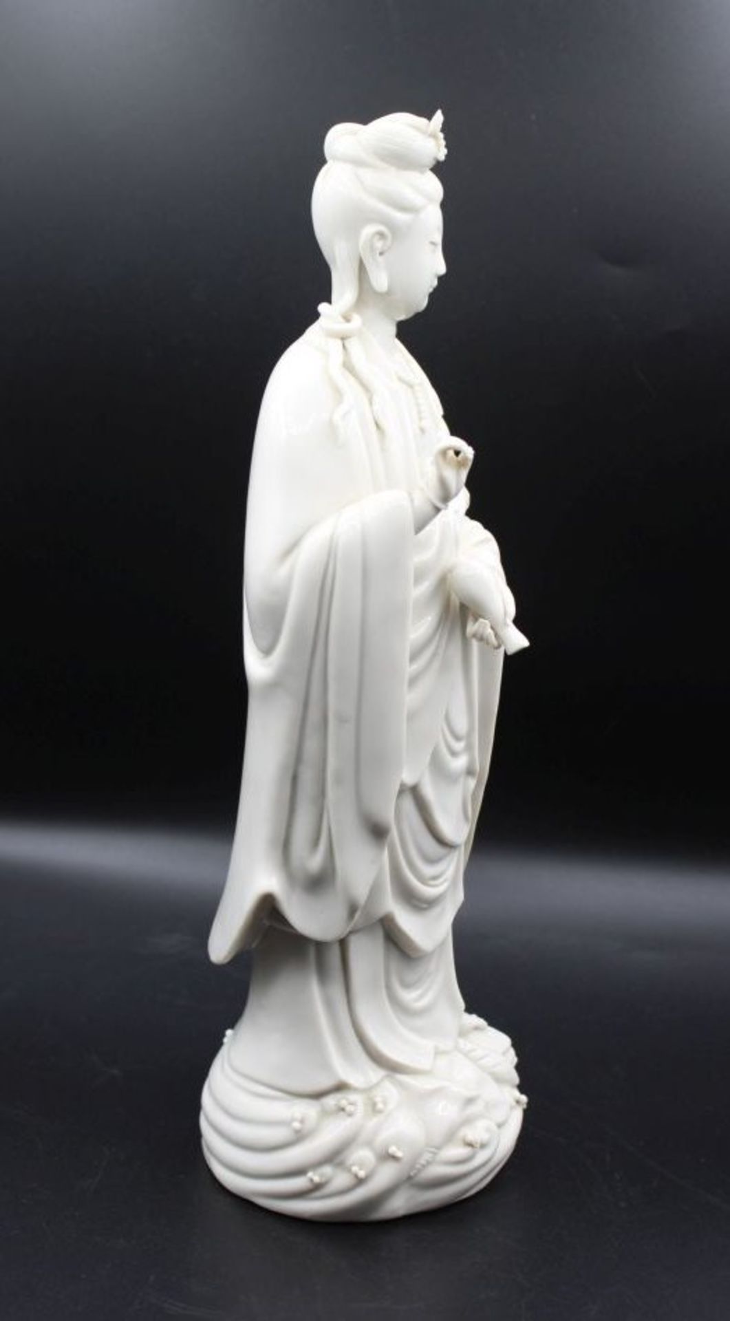 Blanc de Chine, stehende Guanyin, Stand innen Ritzsignatur ?, 1x Finger bestossen, H-29cm. - Bild 2 aus 7