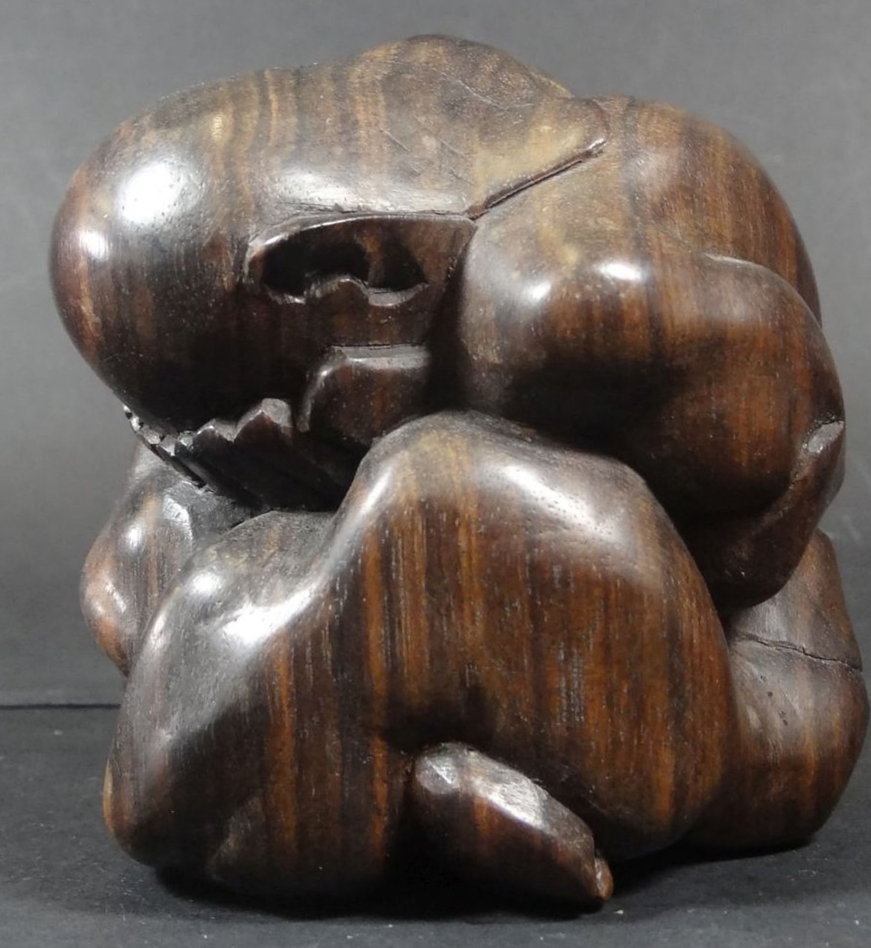 Holzfigur "Weinender" wohl Ostasien, , 9x8 cm