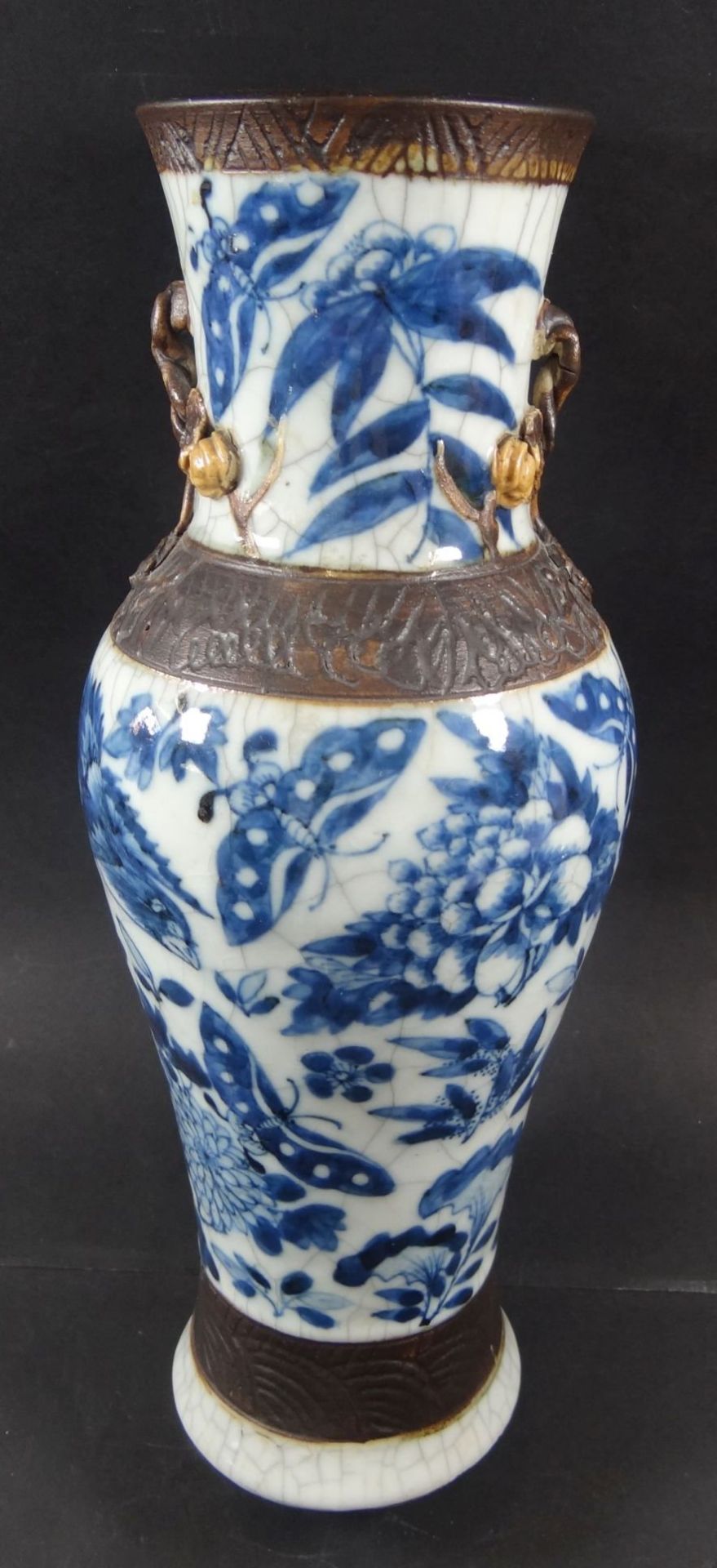 China Vase mit Blaumalerei, in Boden gemarkt, Alters-u. Gebrauchsspuren, H-30 cm