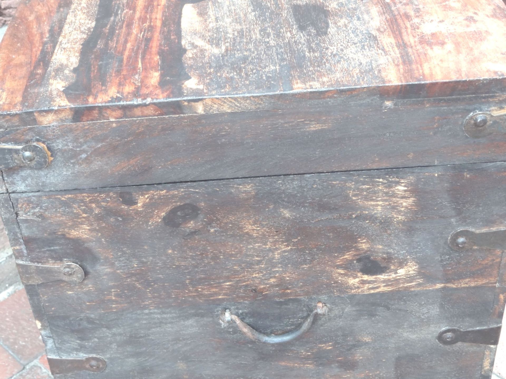 2x alte Holz-Gerätekisten mit Eisenbeschlägen, Alters-u. Gebrauchsspuren, H-40 cm, 38x38 cm und H-32 - Bild 7 aus 9