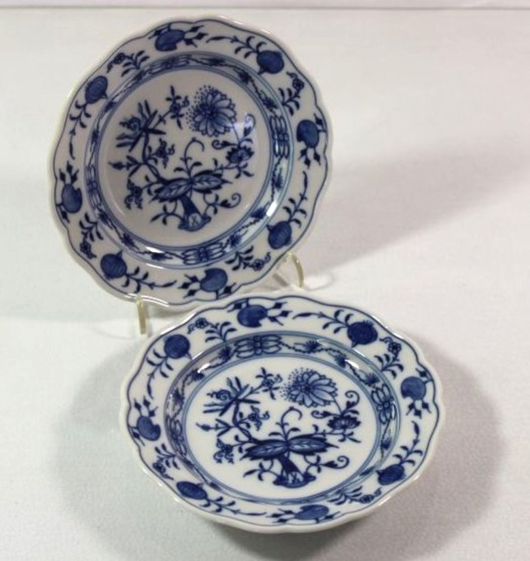 2x kl. Teller, Meissen, Schwertermarke, Zwiebelmuster, je 2 Schleifstriche, D-14cm.