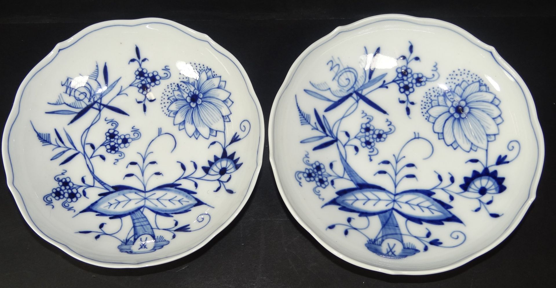 2 Untertassen "Meissen" Zwiebelmuster, 1x 1.Wahl, D-14 cm