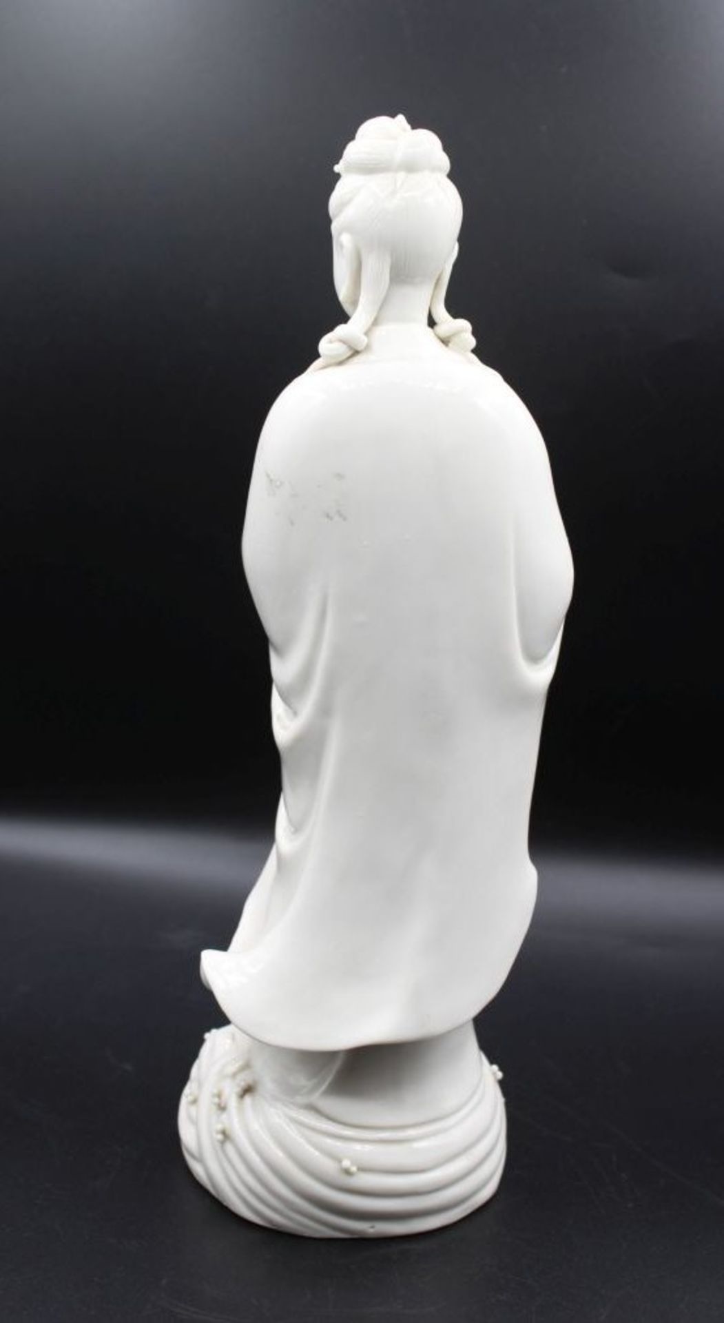 Blanc de Chine, stehende Guanyin, Stand innen Ritzsignatur ?, 1x Finger bestossen, H-29cm. - Bild 3 aus 7