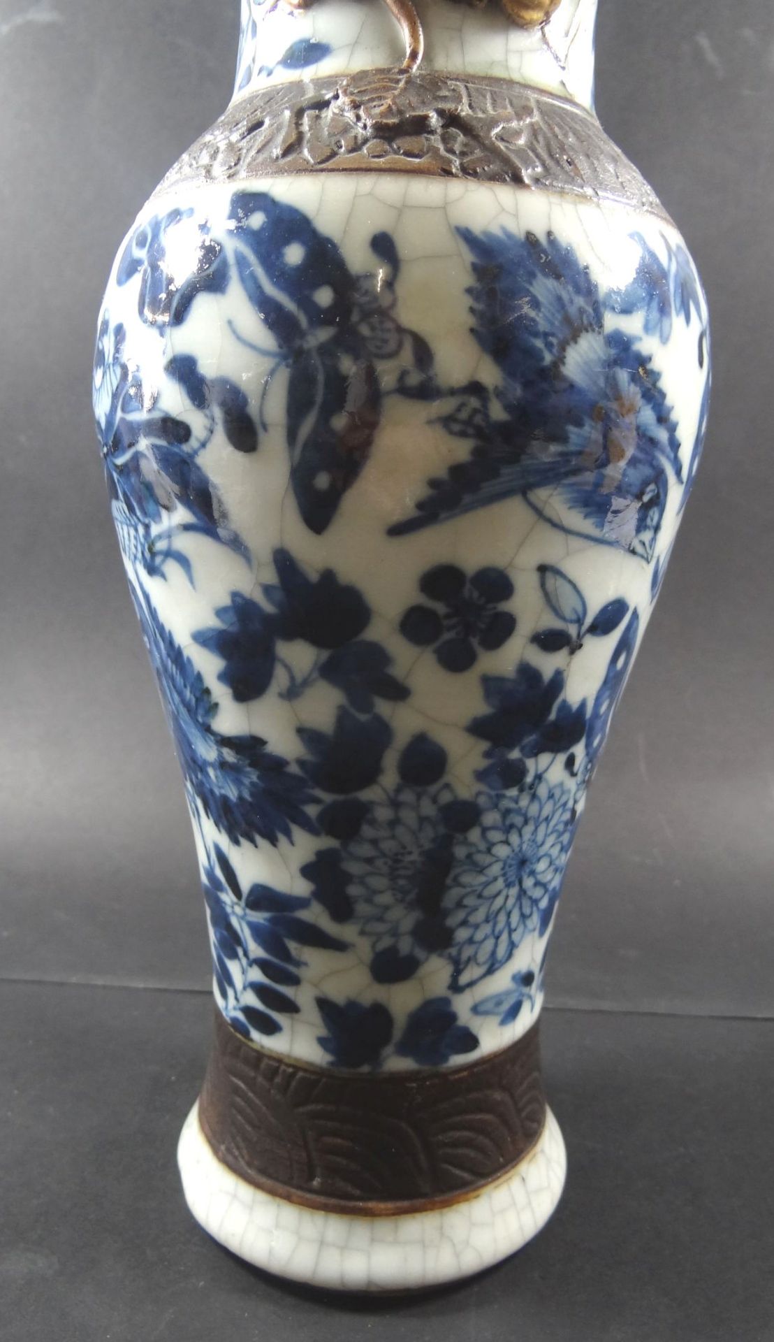 China Vase mit Blaumalerei, in Boden gemarkt, Alters-u. Gebrauchsspuren, H-30 cm - Bild 6 aus 9