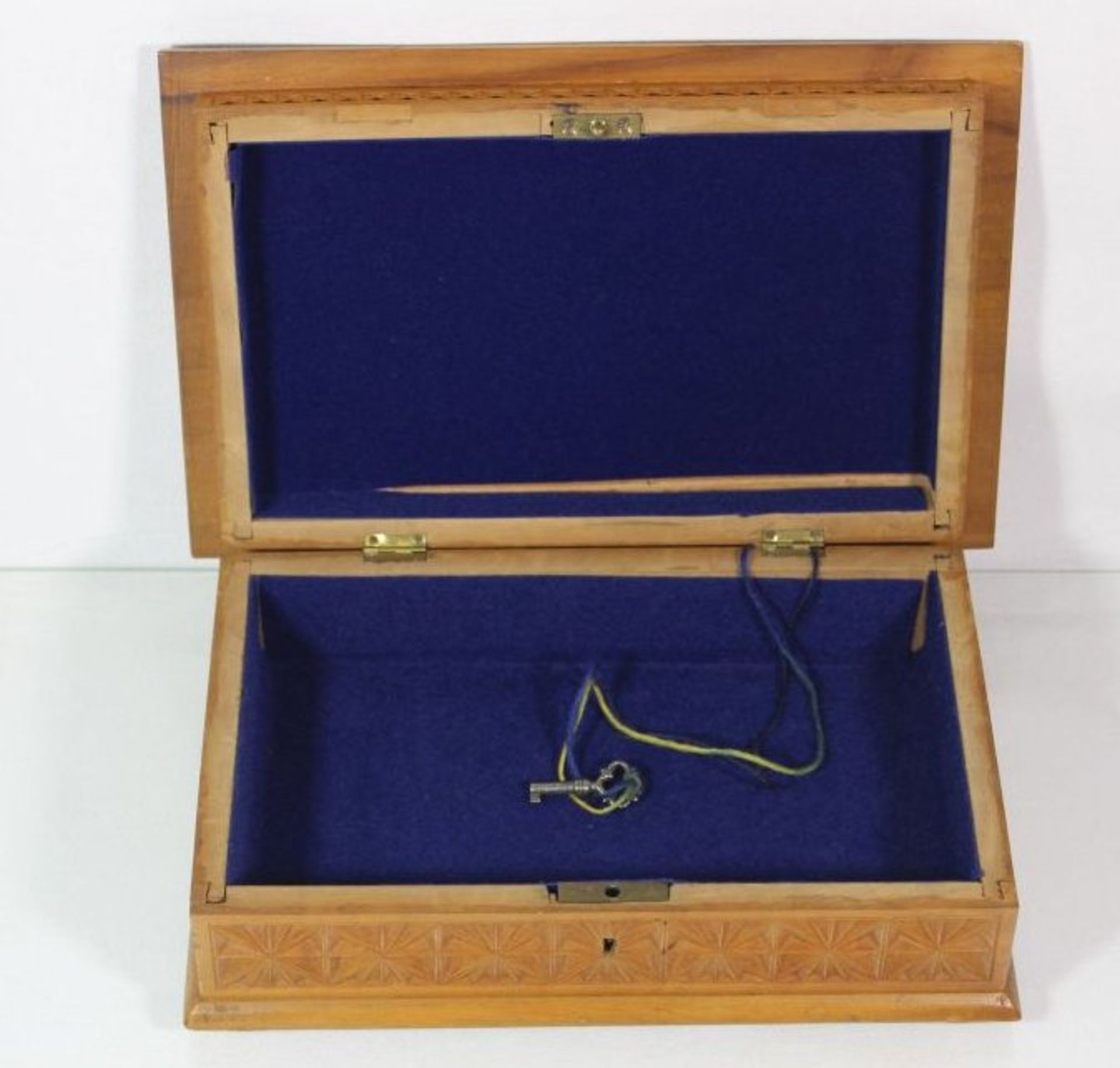 Kasten mit Kerbschnitzerei, älter, Schlüssel anbei, H-8cm B-24cm T-16cm - Bild 4 aus 5