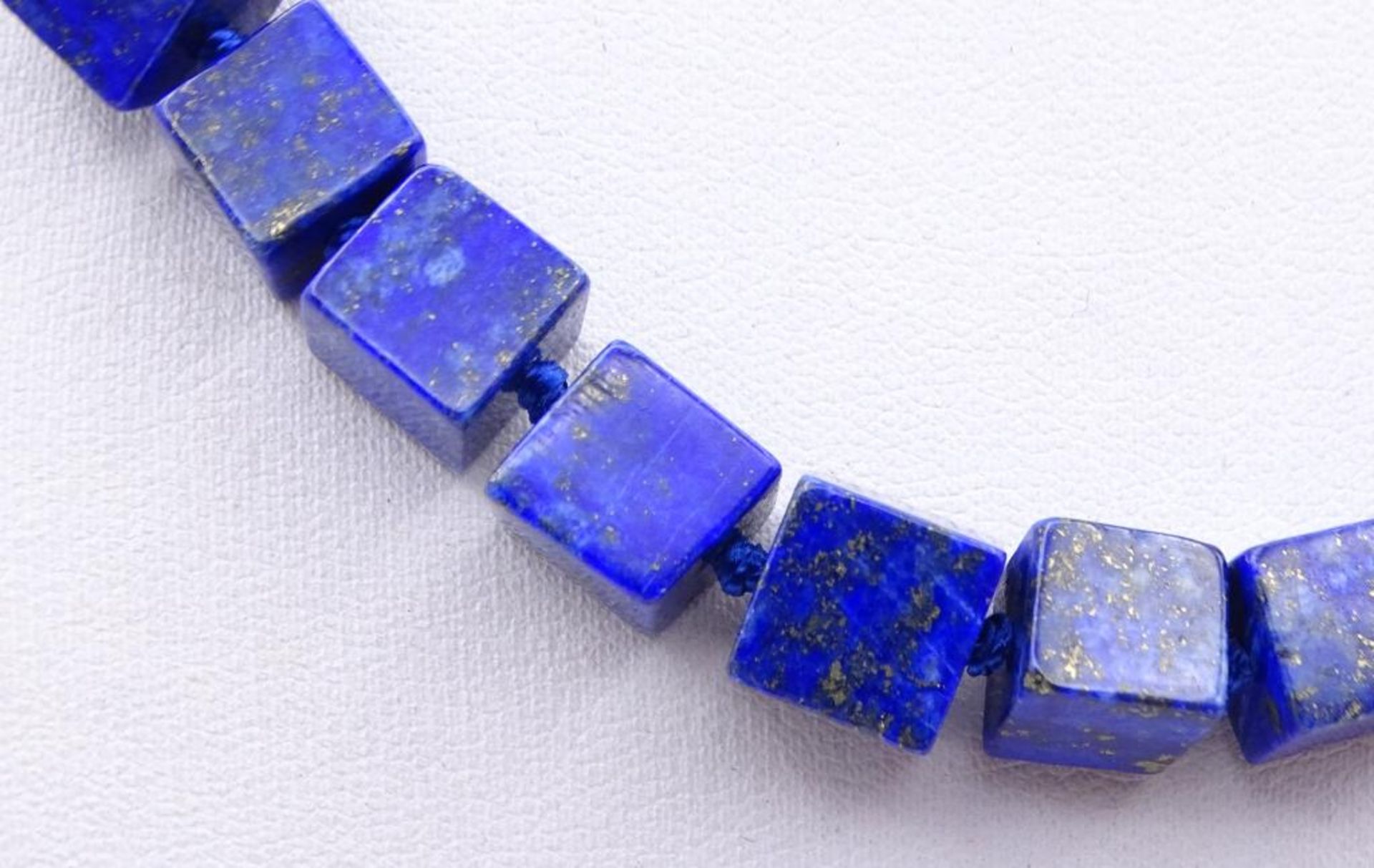 Halskette mit Lapislazuli,geknotet, 8mm, Würfel ungleichmäßig in Farbe und Form,silberfarbener - Image 3 of 5