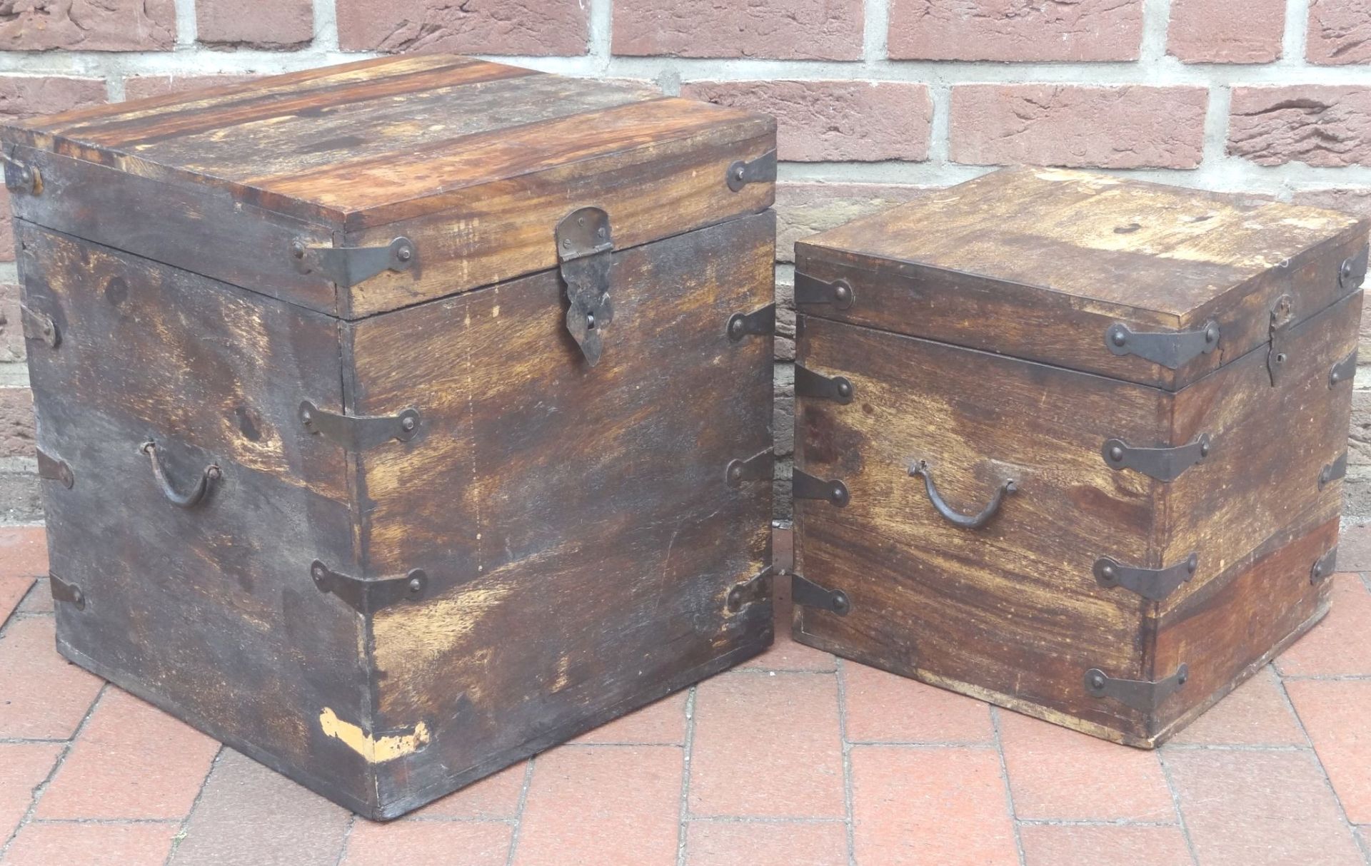 2x alte Holz-Gerätekisten mit Eisenbeschlägen, Alters-u. Gebrauchsspuren, H-40 cm, 38x38 cm und H-32 - Bild 6 aus 9