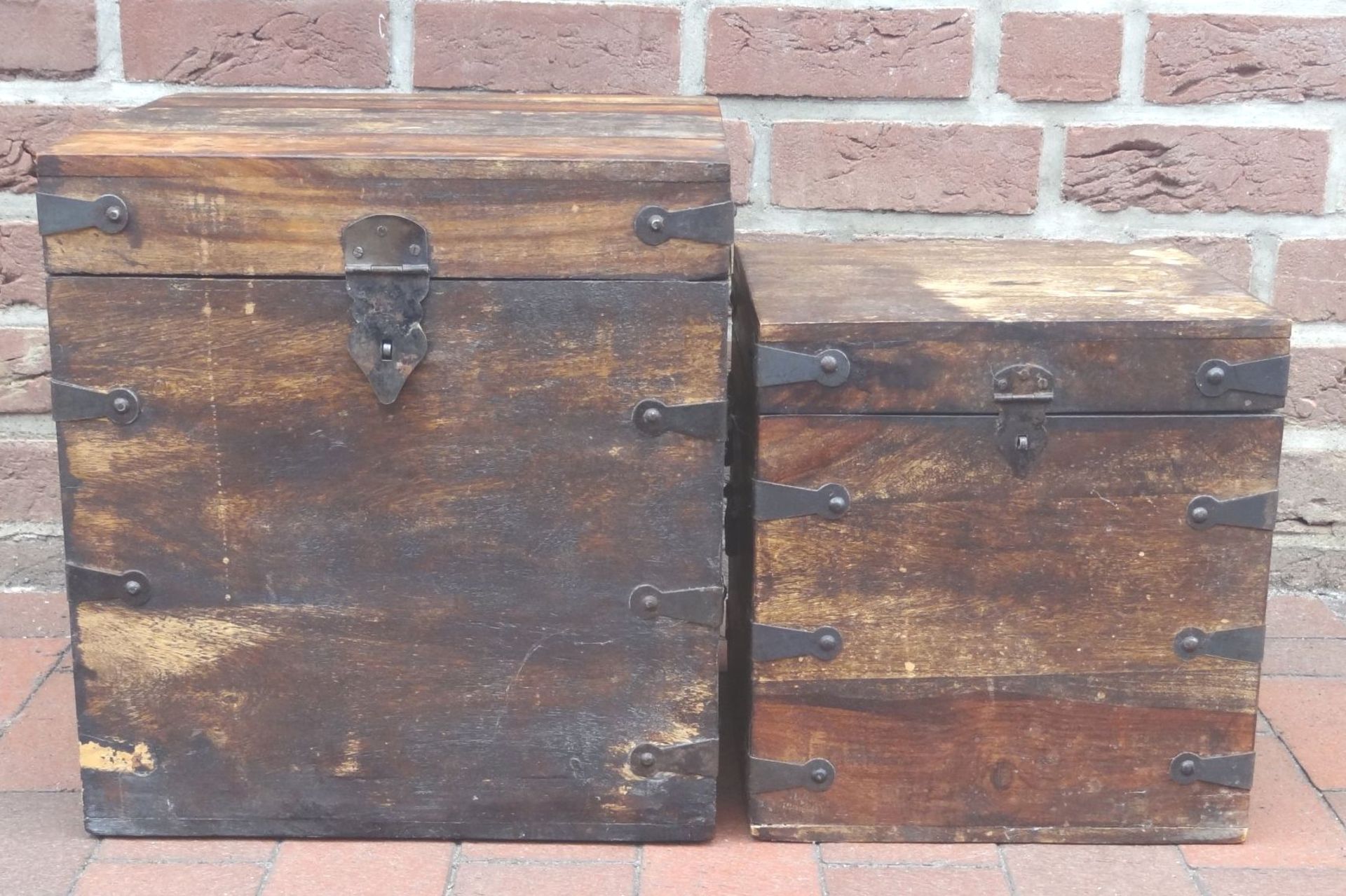 2x alte Holz-Gerätekisten mit Eisenbeschlägen, Alters-u. Gebrauchsspuren, H-40 cm, 38x38 cm und H-32 - Bild 2 aus 9