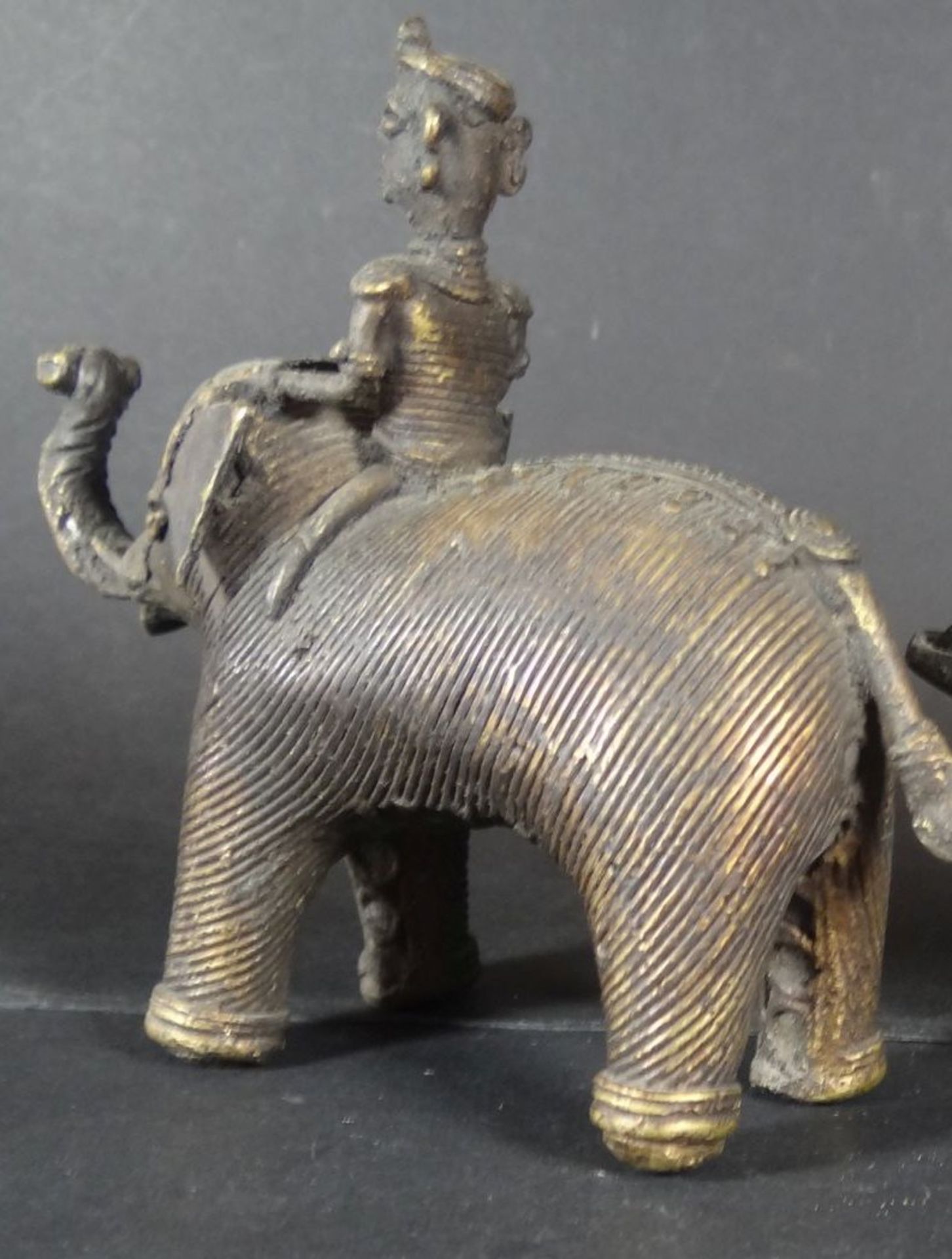 kl. Bronze-Elefant mit Mahout, H-10 cm, L-12 cm, Indien - Bild 2 aus 4