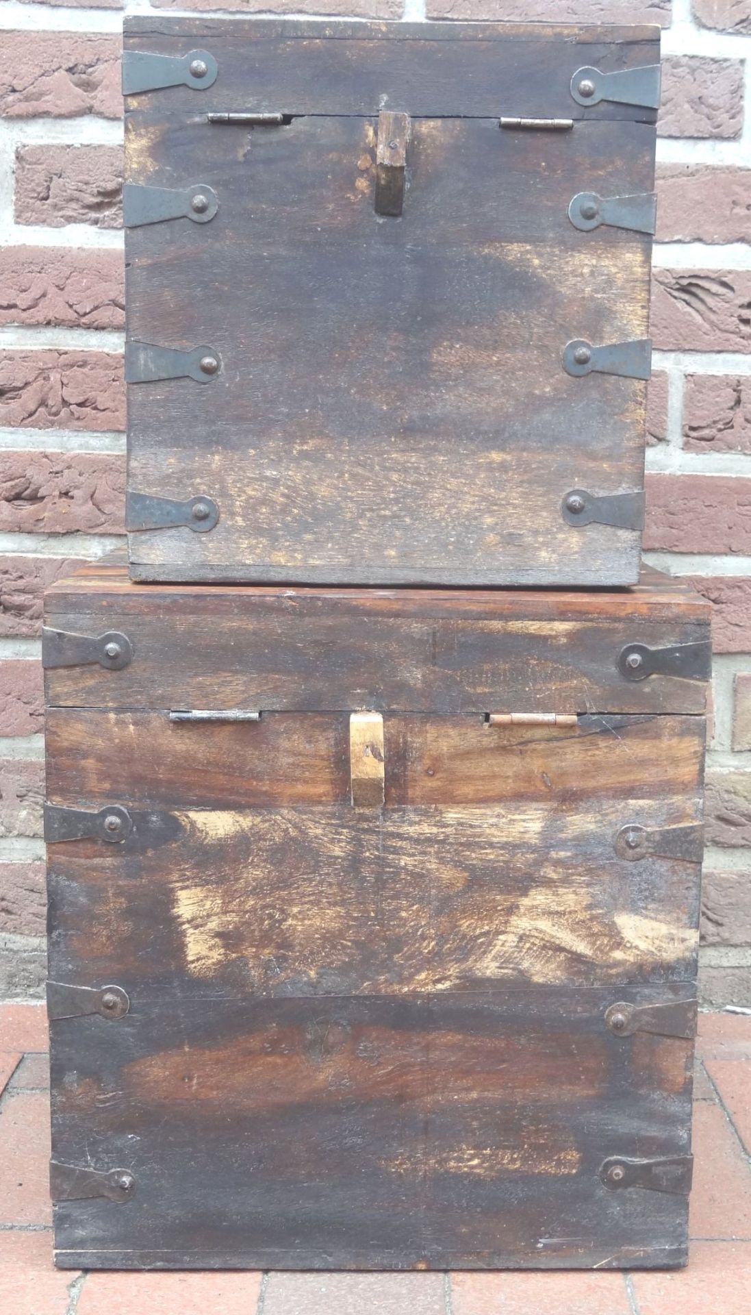 2x alte Holz-Gerätekisten mit Eisenbeschlägen, Alters-u. Gebrauchsspuren, H-40 cm, 38x38 cm und H-32