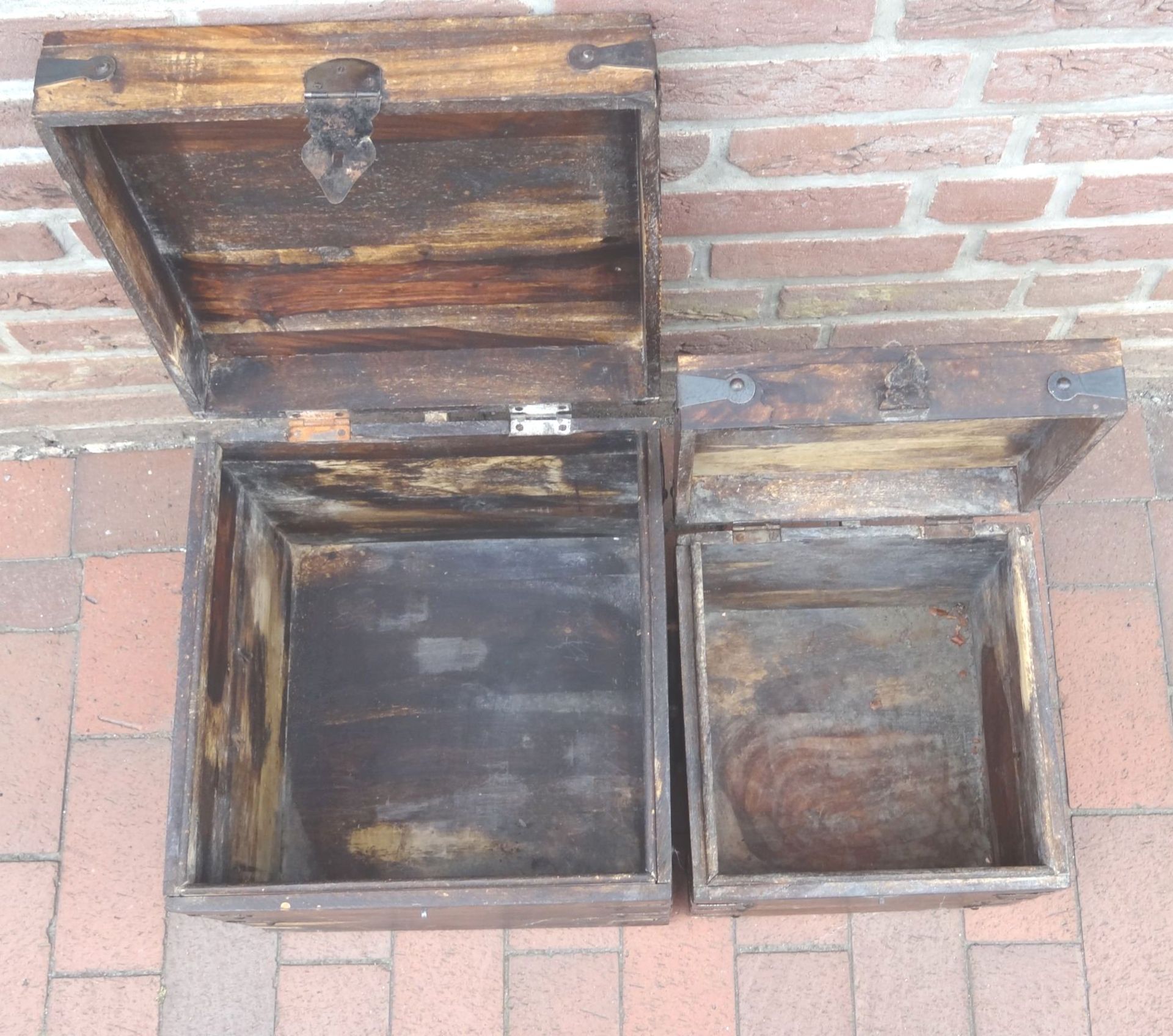 2x alte Holz-Gerätekisten mit Eisenbeschlägen, Alters-u. Gebrauchsspuren, H-40 cm, 38x38 cm und H-32 - Bild 5 aus 9
