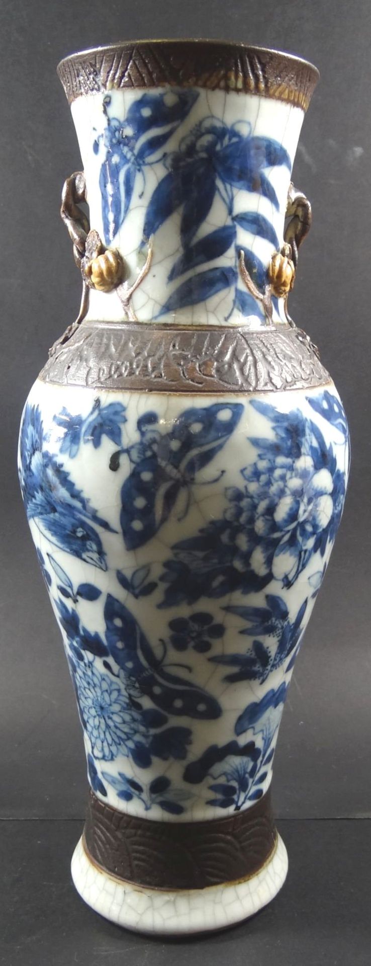 China Vase mit Blaumalerei, in Boden gemarkt, Alters-u. Gebrauchsspuren, H-30 cm - Bild 2 aus 9