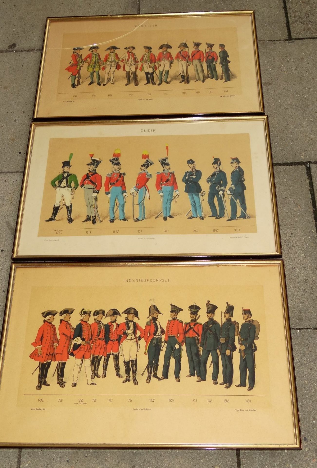 3x Uniform-Lithografien um 1860, Dänemark, ger/Glas, 1x Glas gerissen, RG 31x50 c