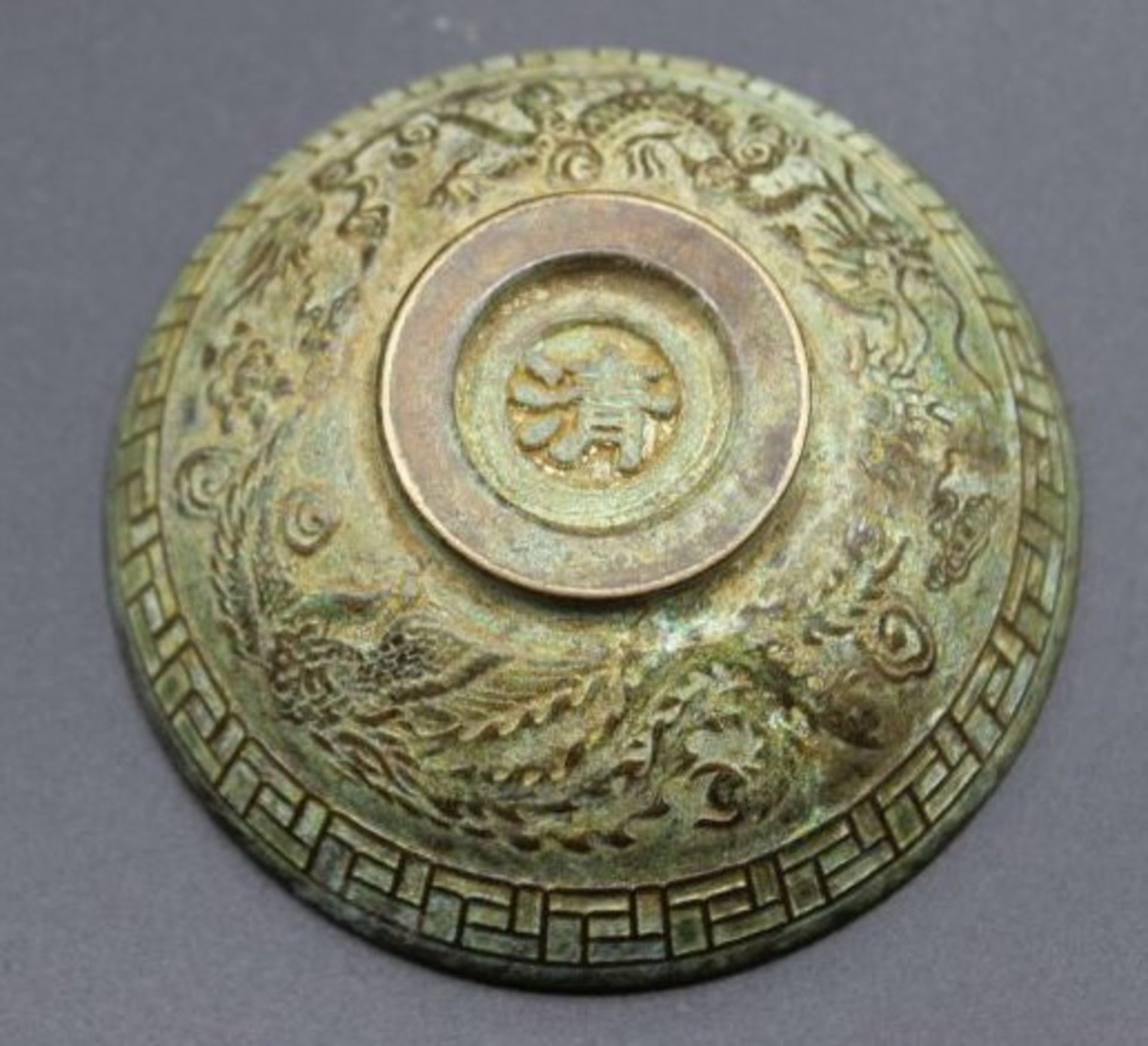 Bronze-Schale, China, gemarkt, umlaufend Reliefdekor, H-2,5cm D-6cm. - Bild 2 aus 2
