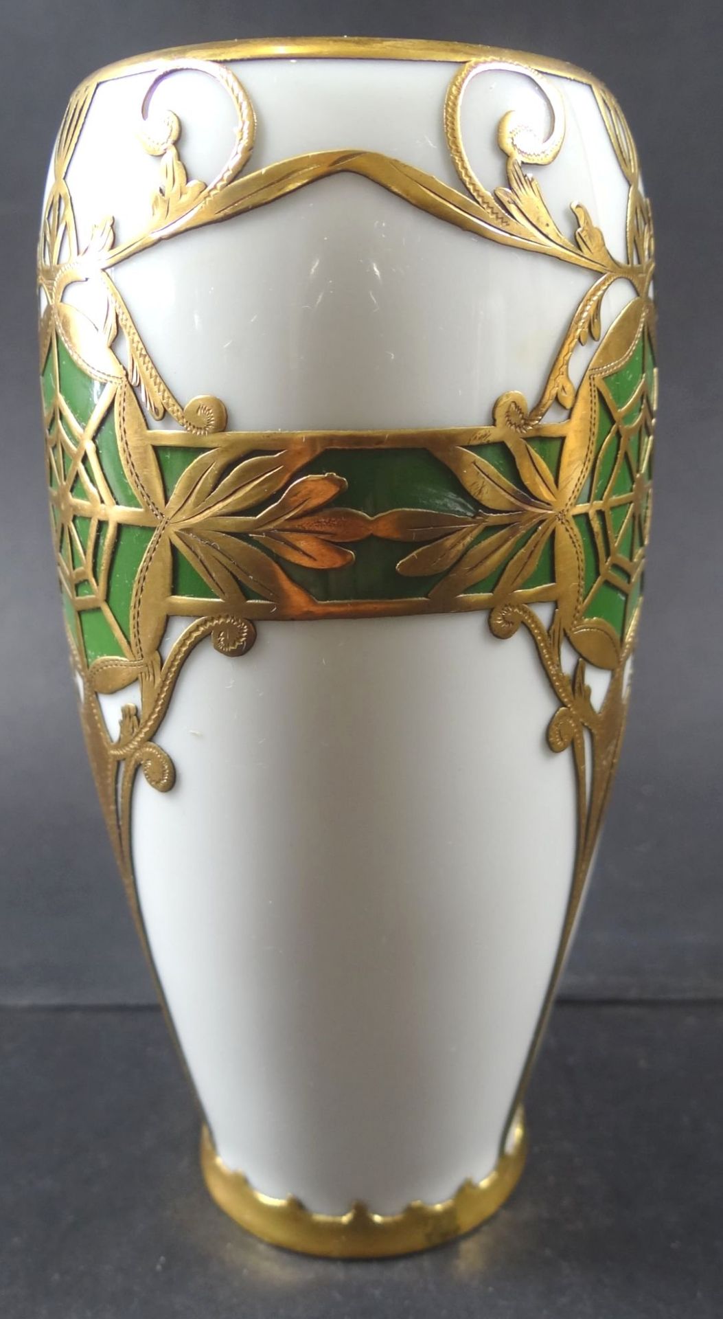 Jugendstil-Vase mit massiver Goldauflage, mehrere Risse, H-12,5 cm - Bild 2 aus 8