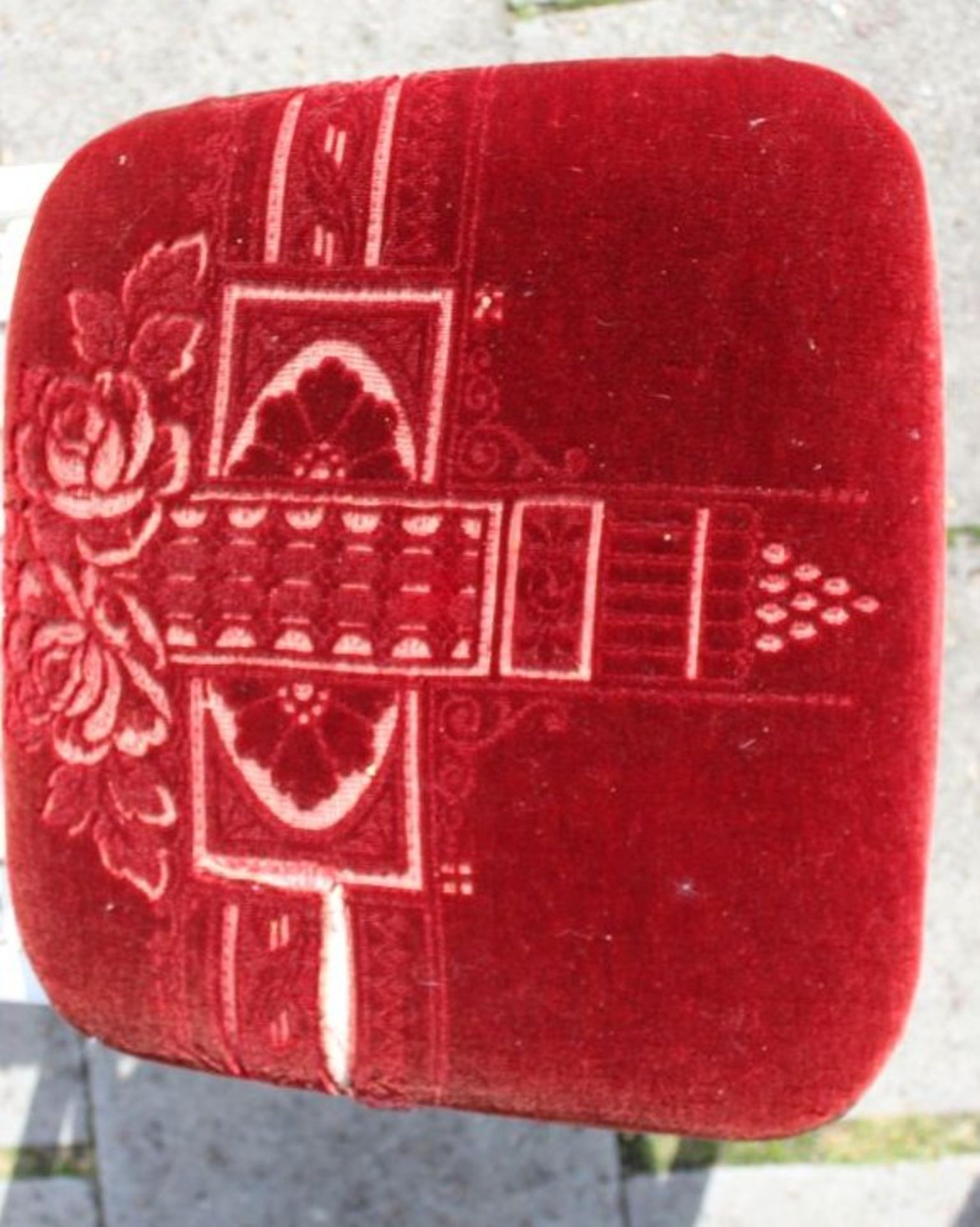 Stuhl, wohl um 1930, unter weisser Farbe, Sitzpolster defekt, H-100cm Sh-47cm B-40cm T-52cm. - Bild 3 aus 4
