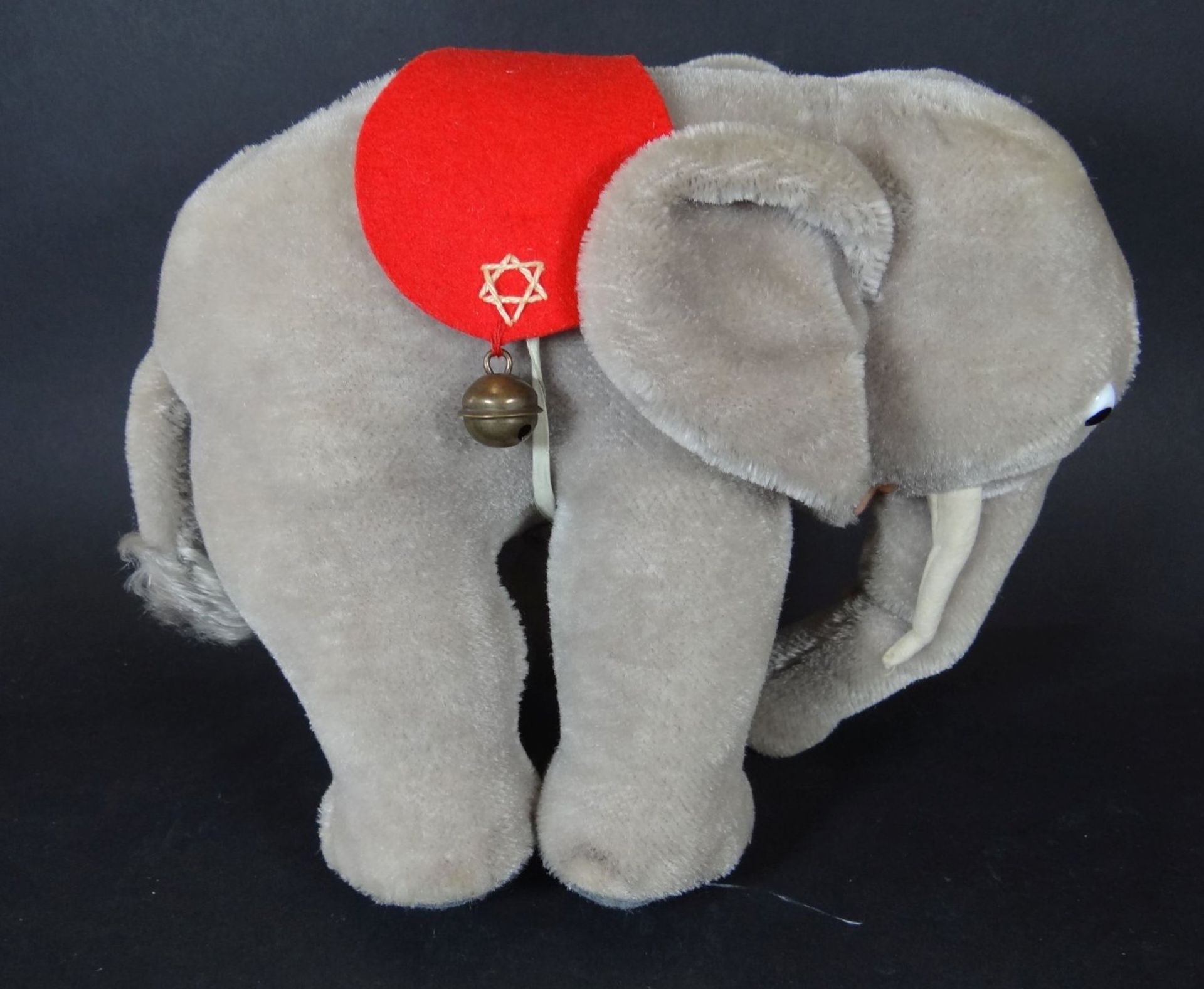 grosser Zirkus-Elefant, rote Decke und Glöckchen, 60-er Jahre, H-20 cm, L-25 c - Bild 2 aus 4