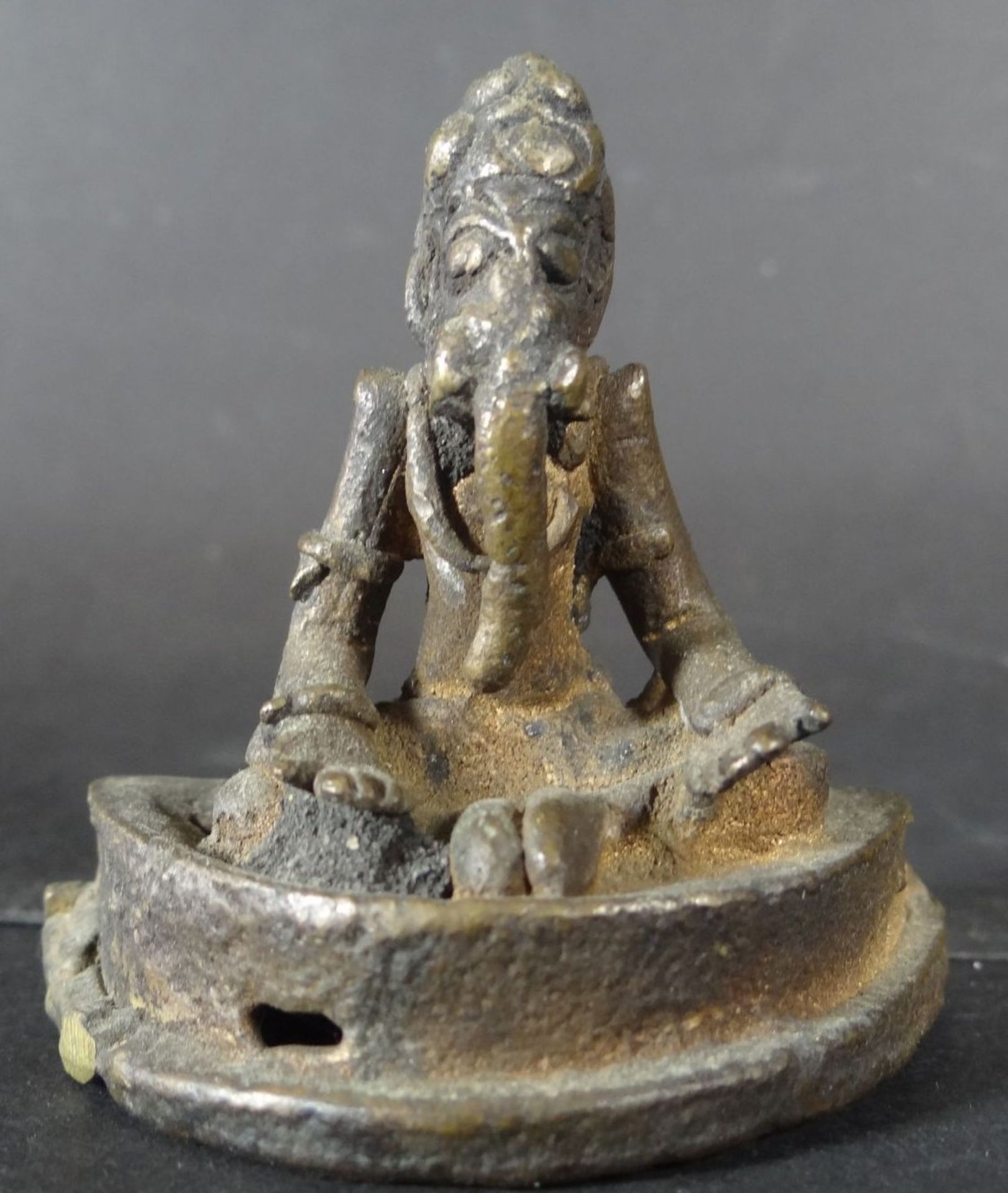 kleine alte Bronze "Ganesha", Alters-u. Gebrauchsspuren, in Sockel kl. Loch, H-6 cm, B-6 cm