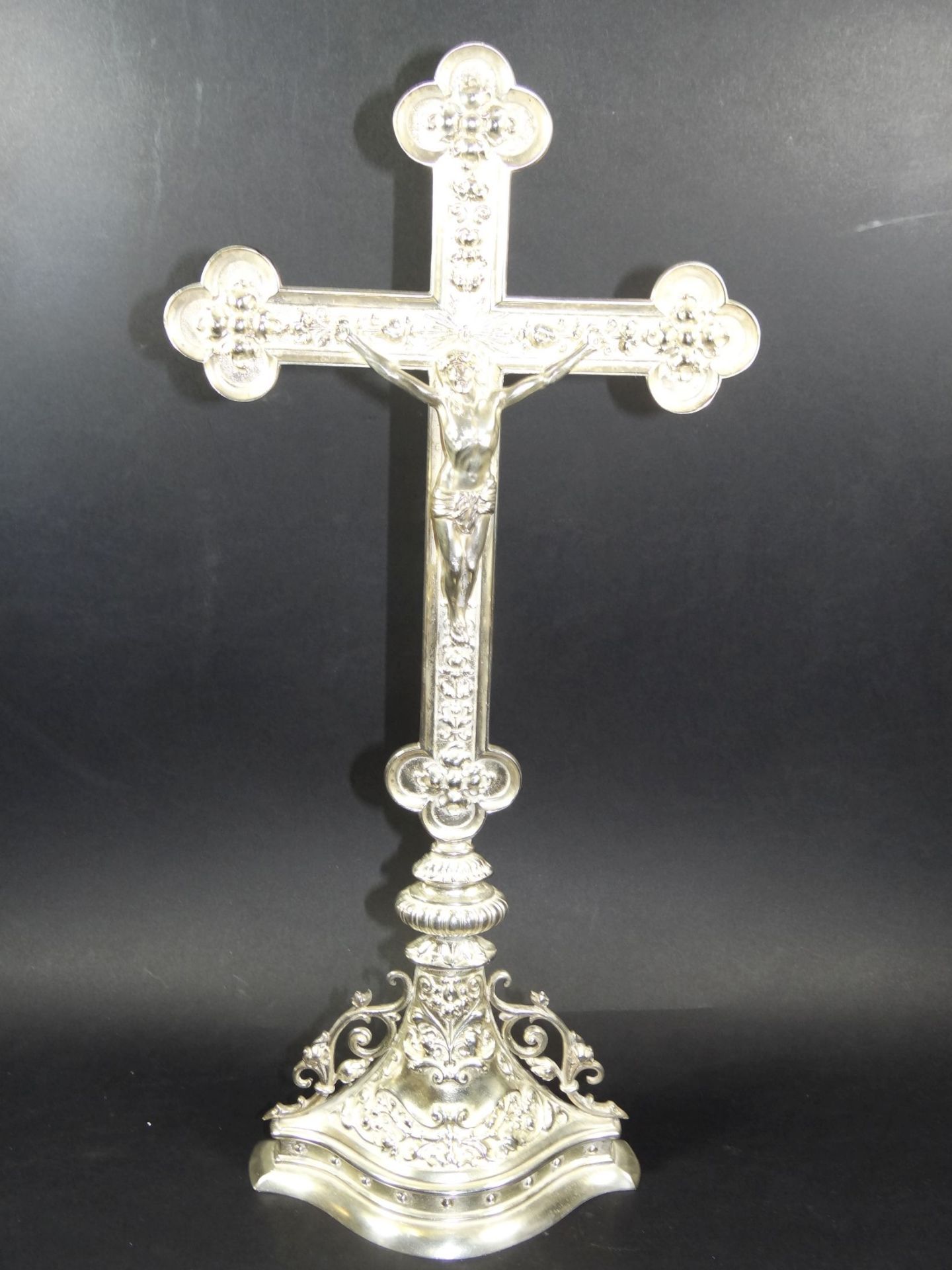 Kruzifix mit 2 Beistellern, Kerzenhalter, massiv versilbert, H-42 und 22 cm - Bild 7 aus 10