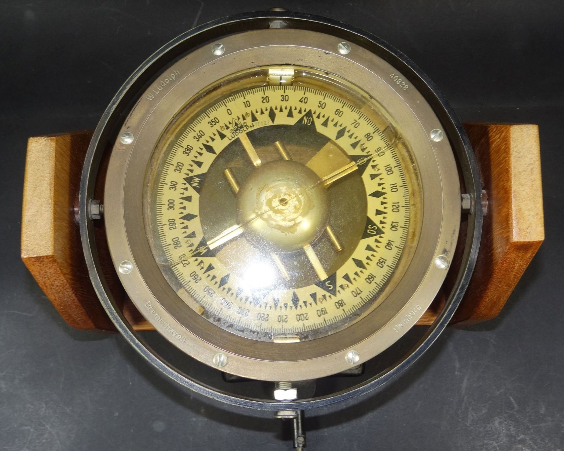 Schiffskompass "Ludolph" in Halter, kardanisch aufgehängt mit Lupenaufsatz, H-22 cm, D-28 c - Bild 3 aus 10