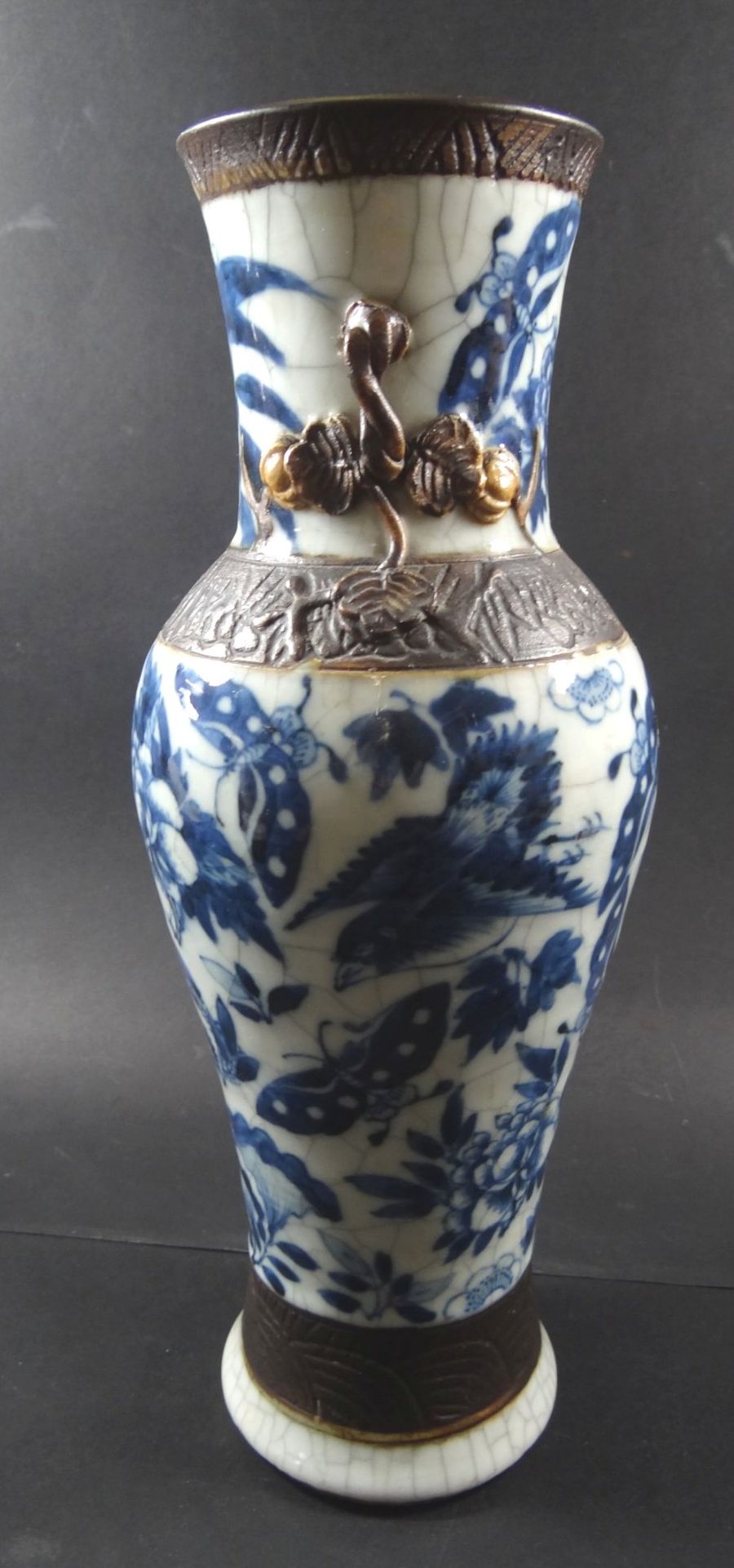 China Vase mit Blaumalerei, in Boden gemarkt, Alters-u. Gebrauchsspuren, H-30 cm - Bild 3 aus 9