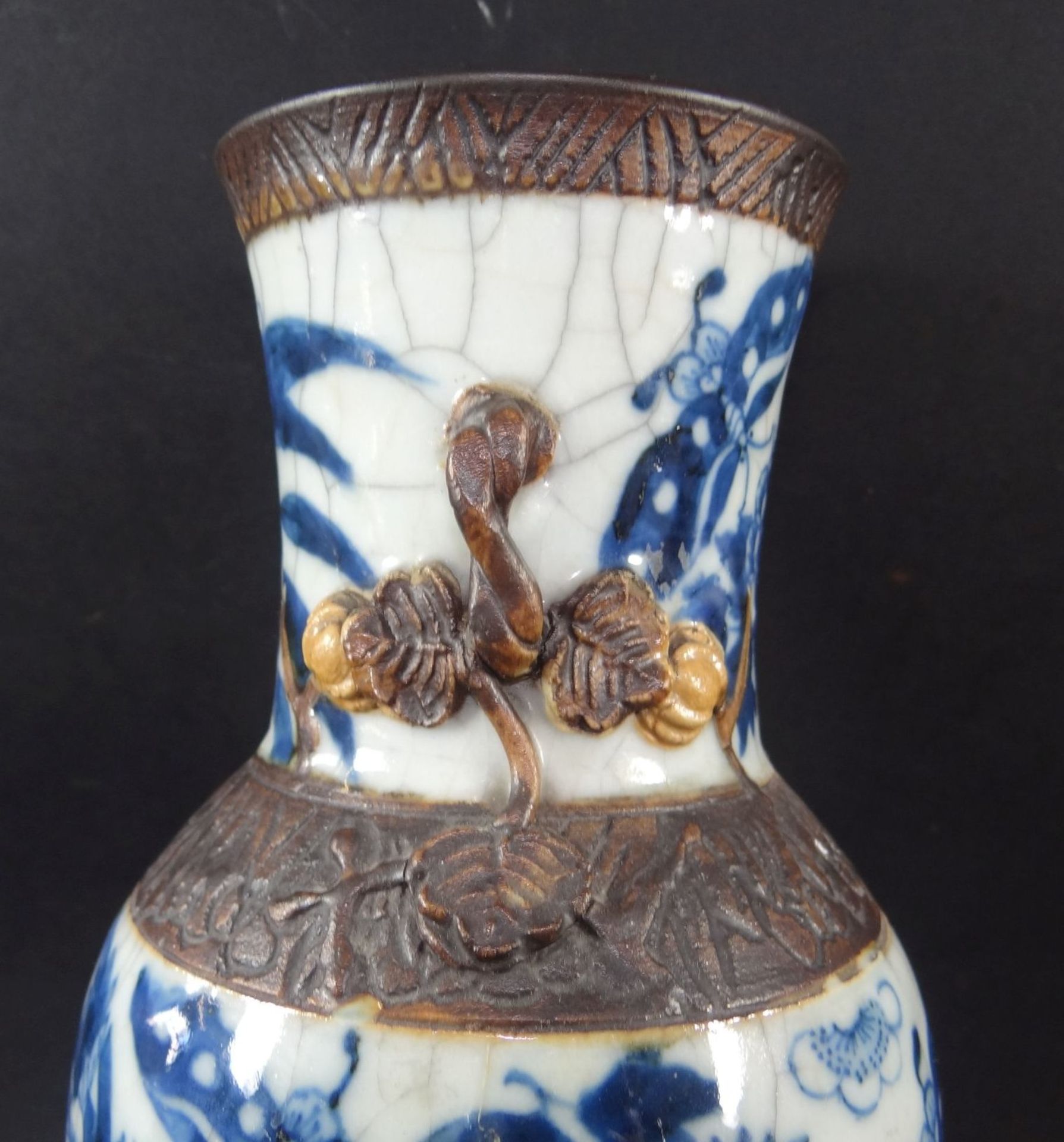 China Vase mit Blaumalerei, in Boden gemarkt, Alters-u. Gebrauchsspuren, H-30 cm - Bild 4 aus 9