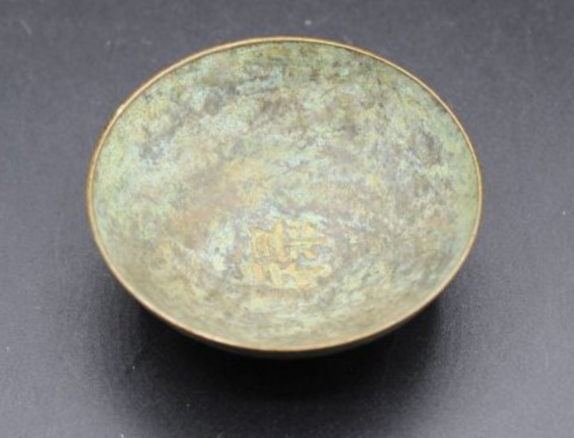 Bronze-Schale, China, gemarkt, umlaufend Reliefdekor, H-2,5cm D-6cm.