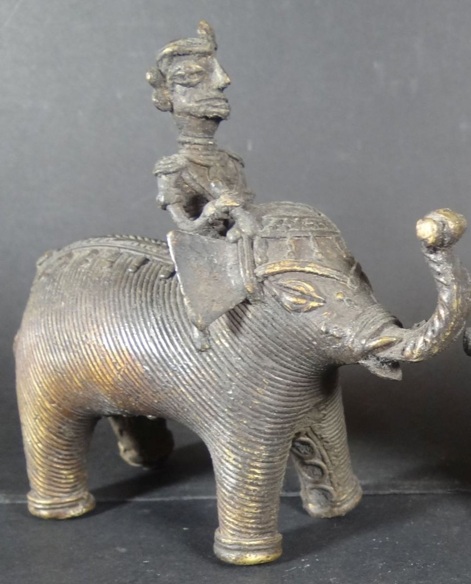 kl. Bronze-Elefant mit Mahout, H-10 cm, L-12 cm, Indien