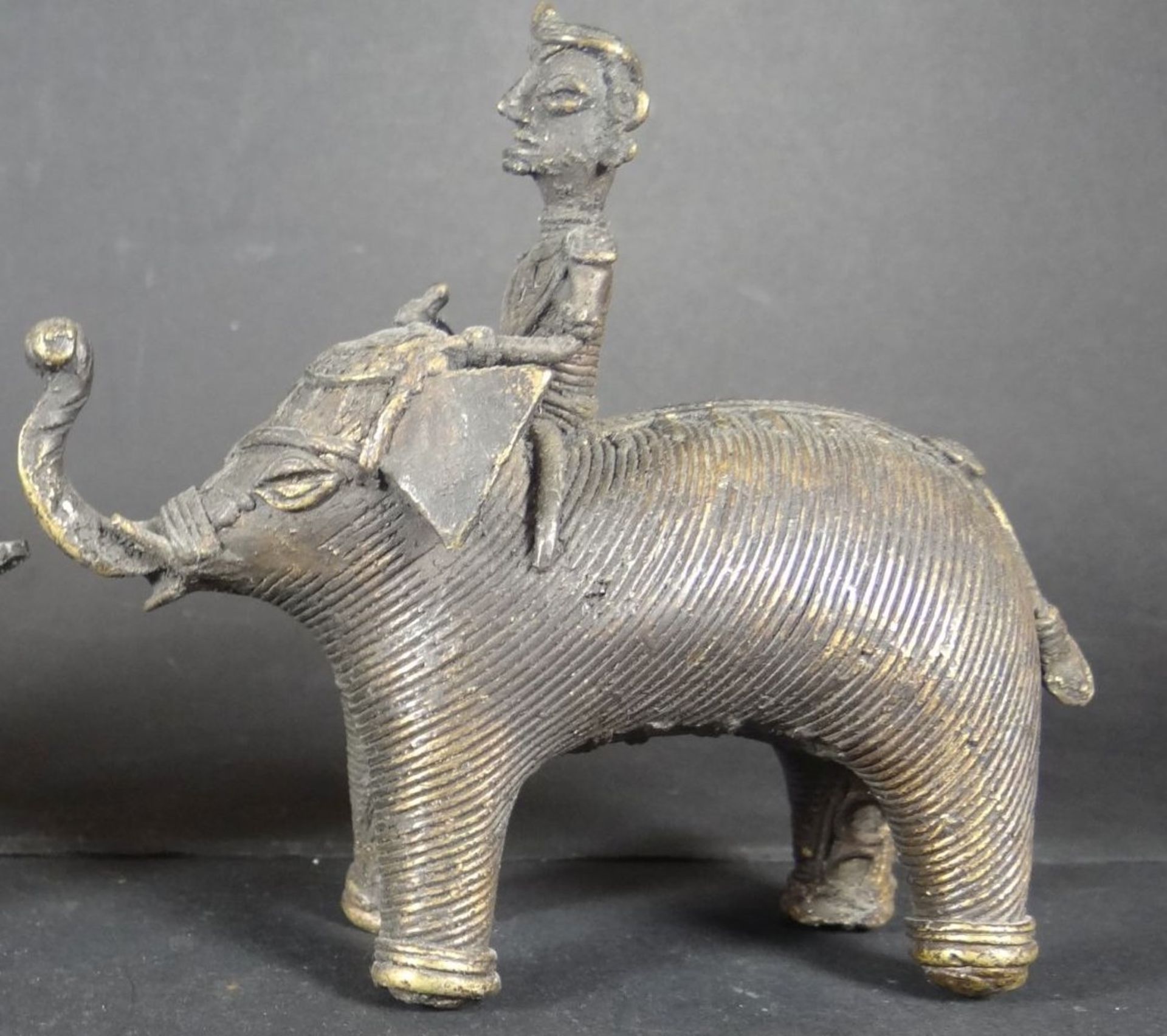 kl. Bronze-Elefant mit Mahout, H-10 cm, L-12 cm, Indien - Bild 3 aus 4