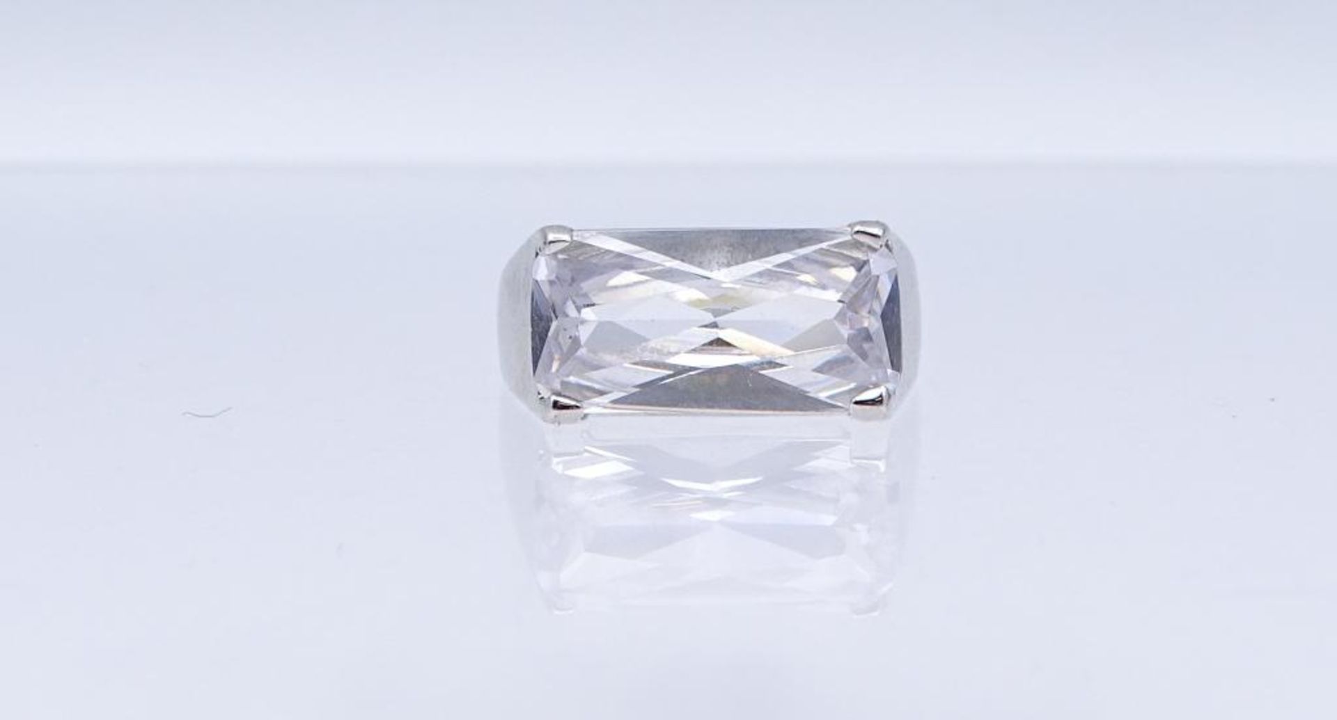 Ring Silber 925/000 mit einem rechteckig fac., weißen Edelstein, RG 67, 9,4