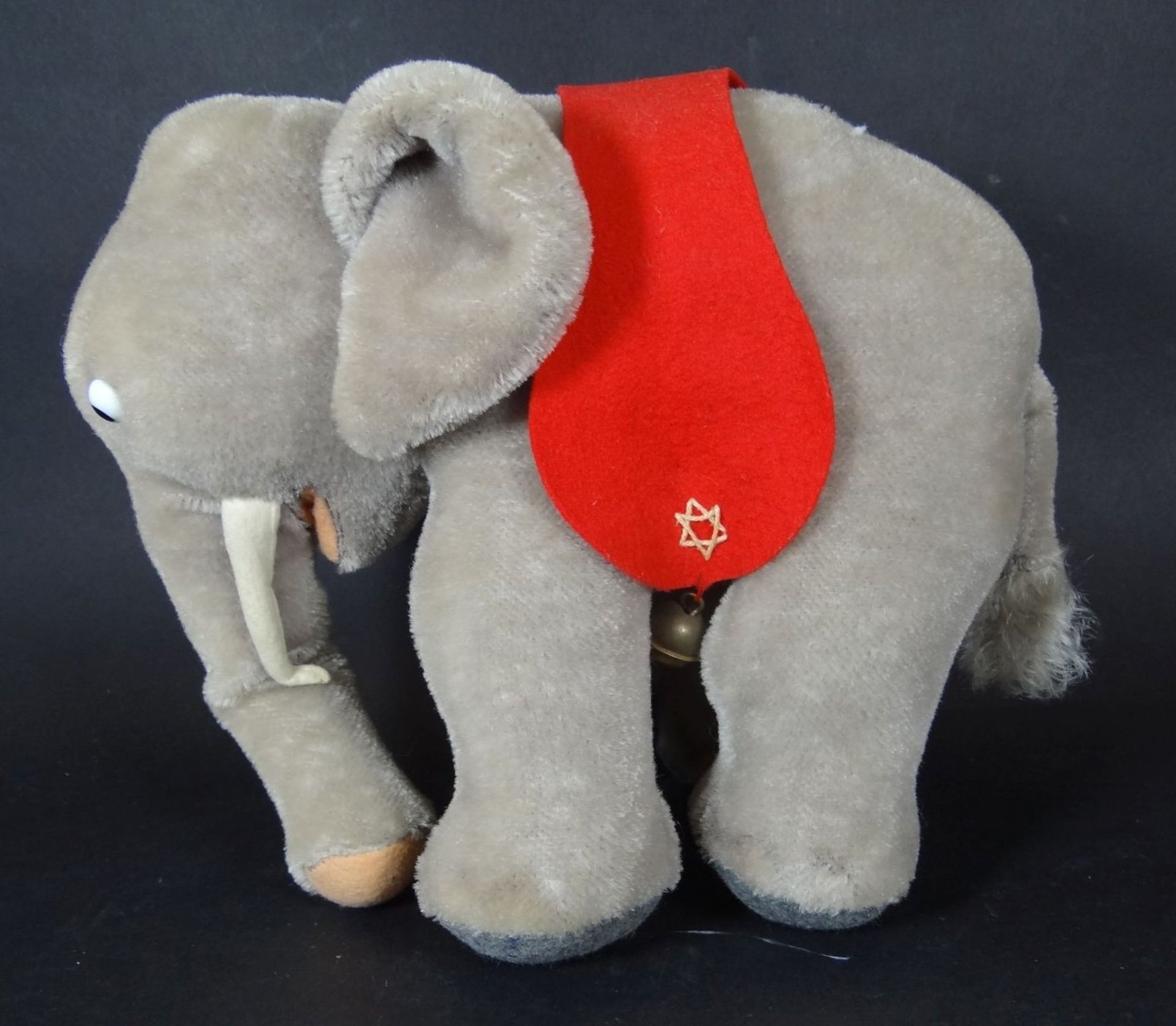 grosser Zirkus-Elefant, rote Decke und Glöckchen, 60-er Jahre, H-20 cm, L-25 c