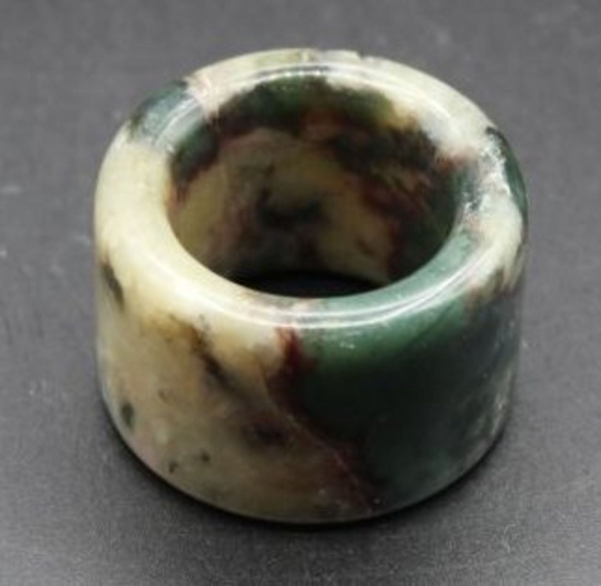 Bogenring, wohl Jade, D-3,2cm B-2,3cm.