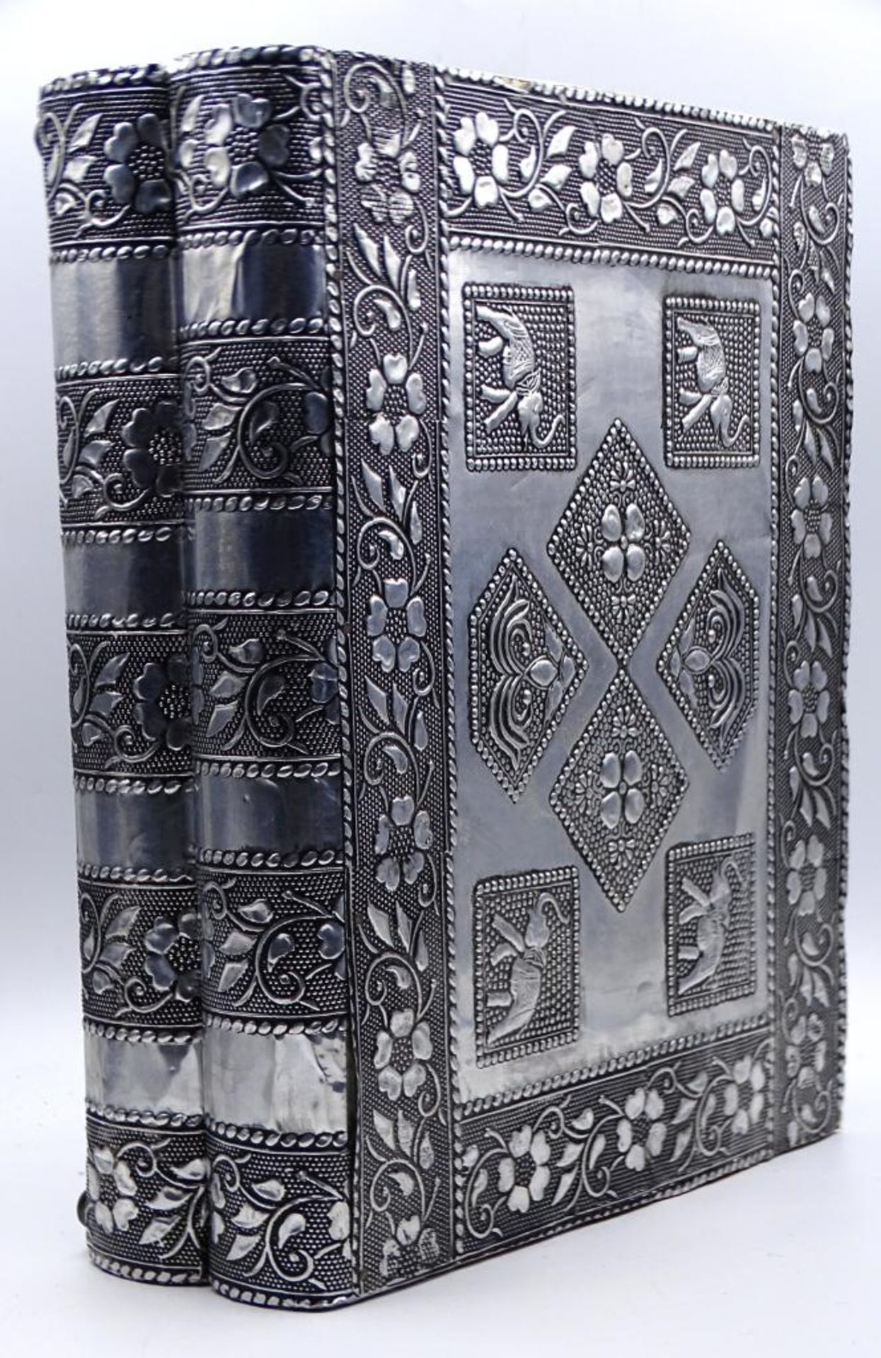 Großer Schmuck Kasten in Bücherform, wohl Indien, aufklappbares Innenleben,versilbert, reich - Bild 3 aus 8