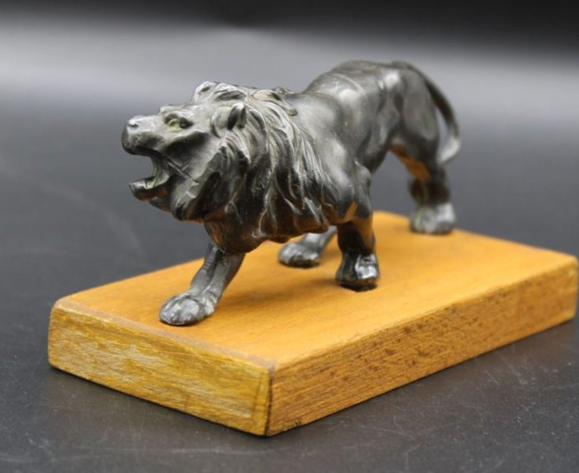 kl. Löwenfigur, Metallguss auf Holz, H-6cm B-11,5cm. - Bild 3 aus 5