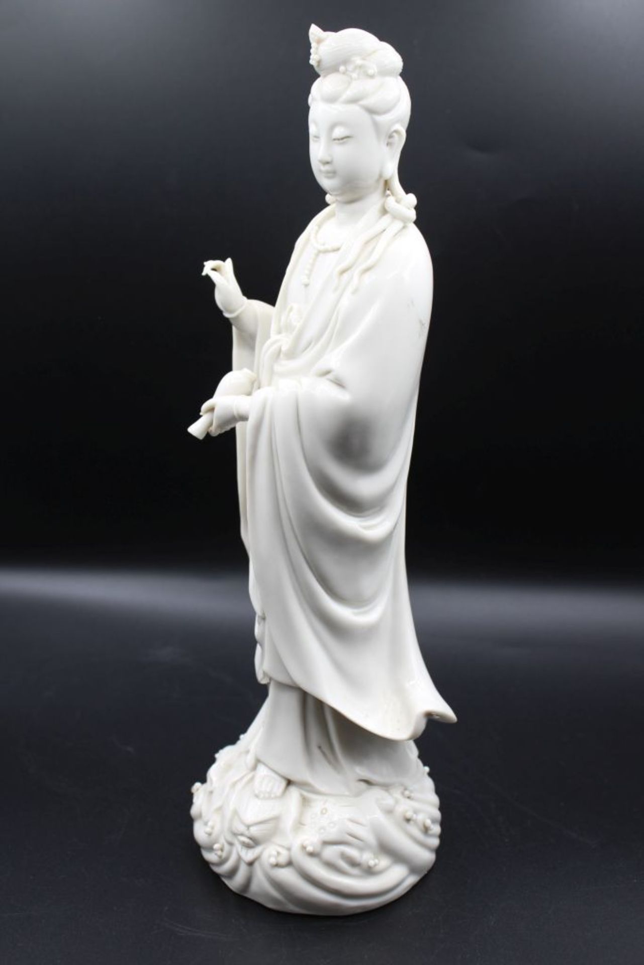 Blanc de Chine, stehende Guanyin, Stand innen Ritzsignatur ?, 1x Finger bestossen, H-29cm. - Bild 4 aus 7