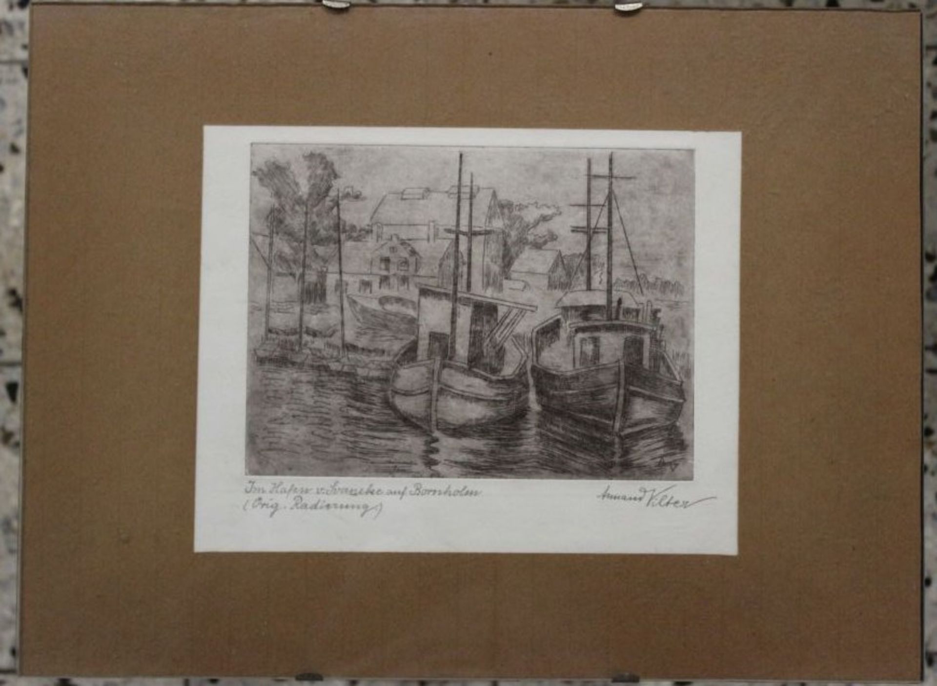 Armand Vilter "Im Hafen von Svaneke auf Bornholm", orig. Radierung, Nurglasrahmen, RG 30 x 40cm. - Bild 3 aus 3