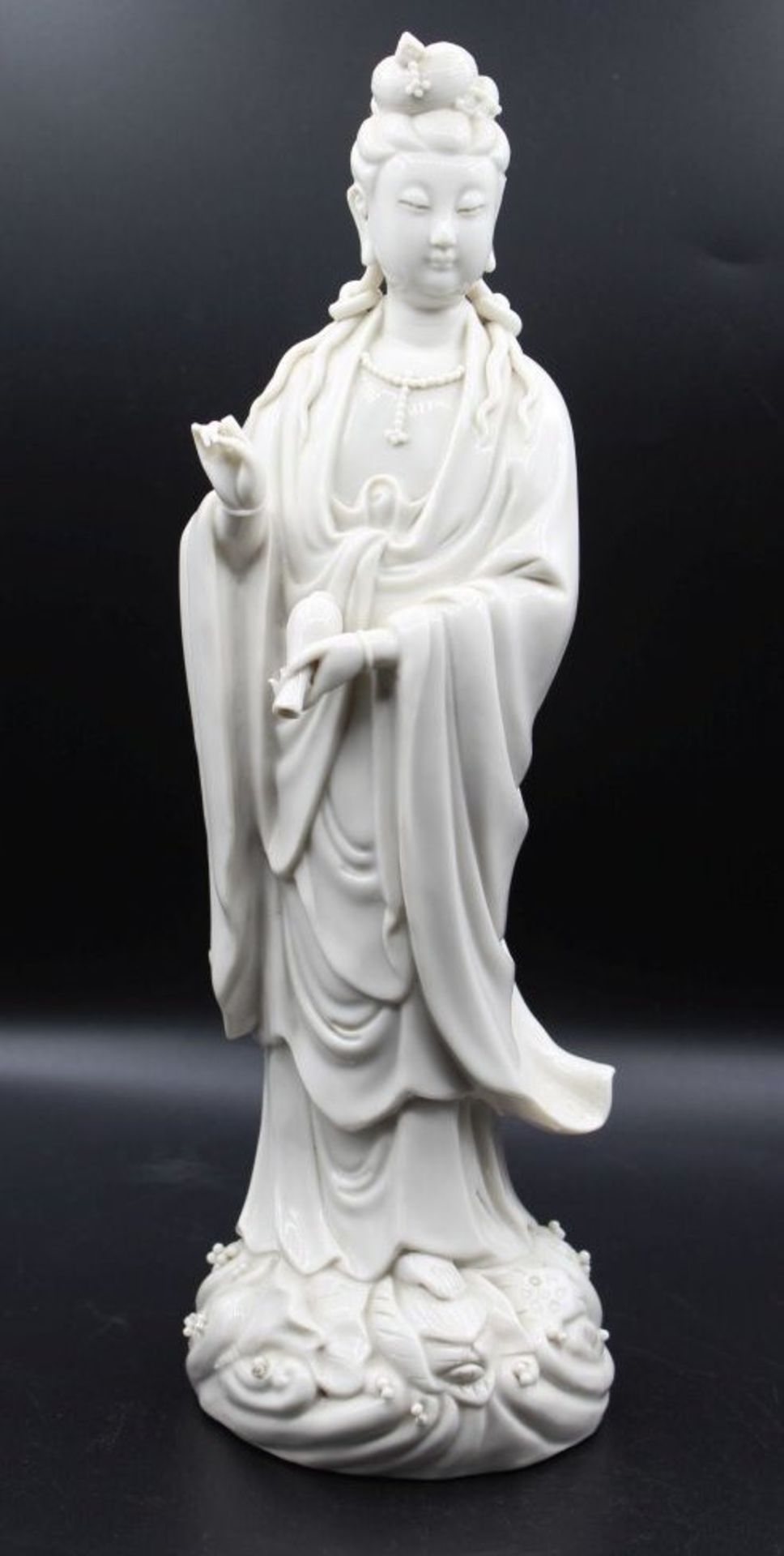 Blanc de Chine, stehende Guanyin, Stand innen Ritzsignatur ?, 1x Finger bestossen, H-29cm.