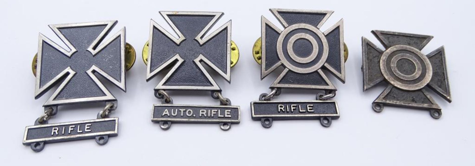 Konvolut USA Schützenabzeichen, dabei 2 Originale aus dem 2. Weltkrieg