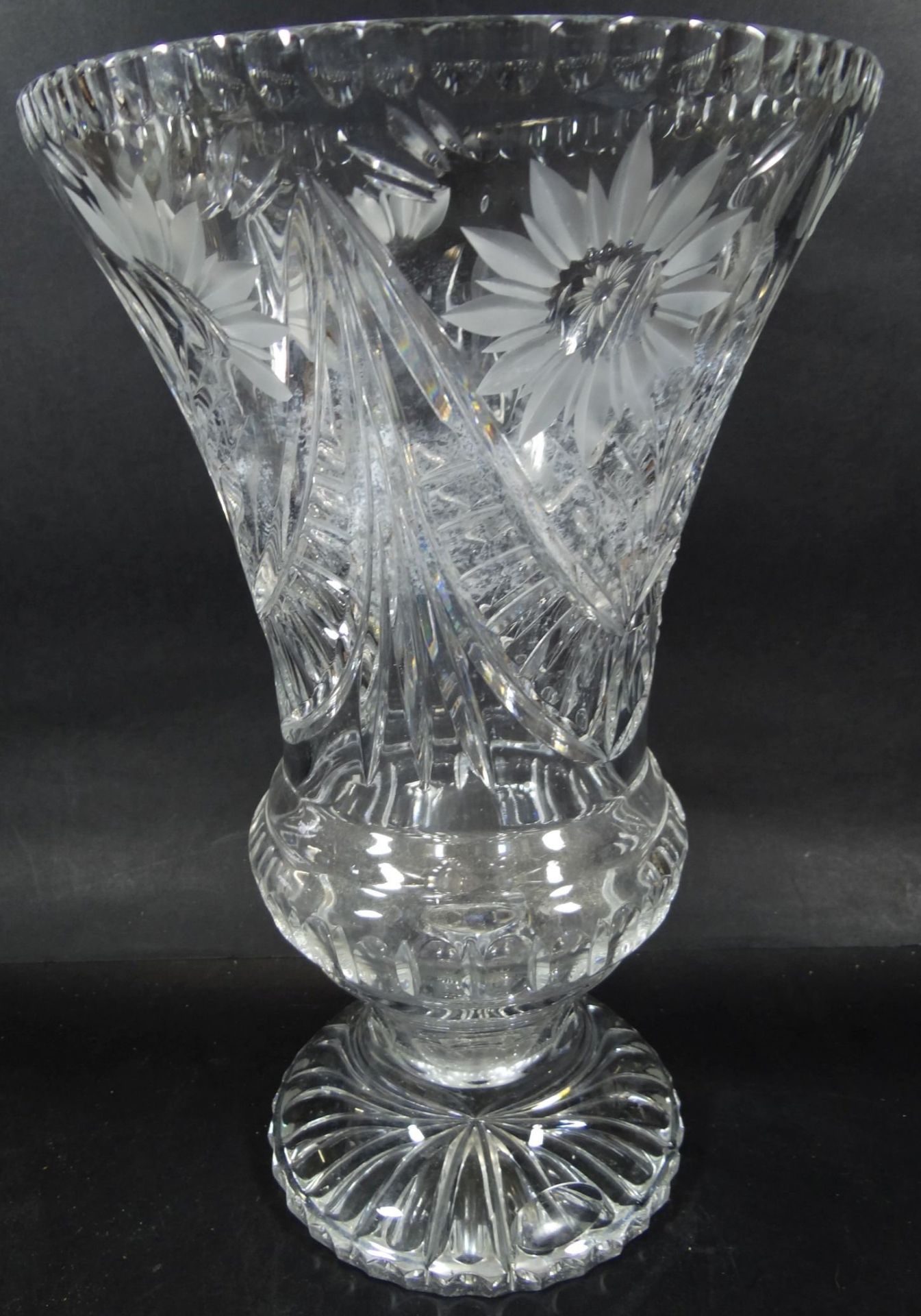 grosse Kristall-Vase auf Stand, Blumenschliff,, H-31 cm, D-20 cm- - -22.61 % buyer's premium on