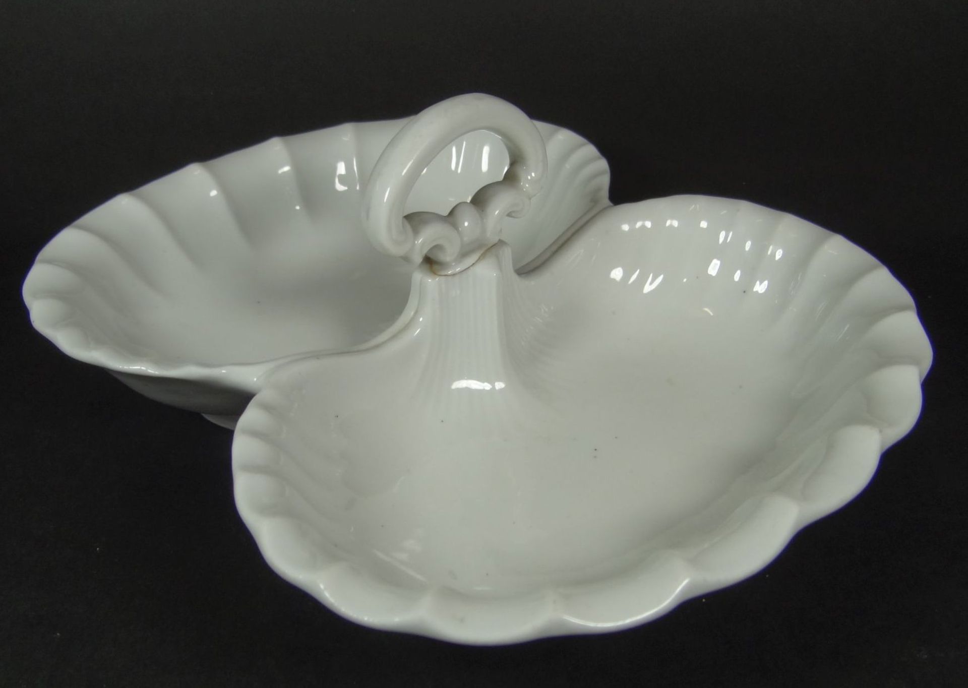 zweipassige Anbietschale "Meissen" weiss, , Henkel geklebt, H-8 cm, 19x22 cm, 19.Jhd.- - -22.61 %