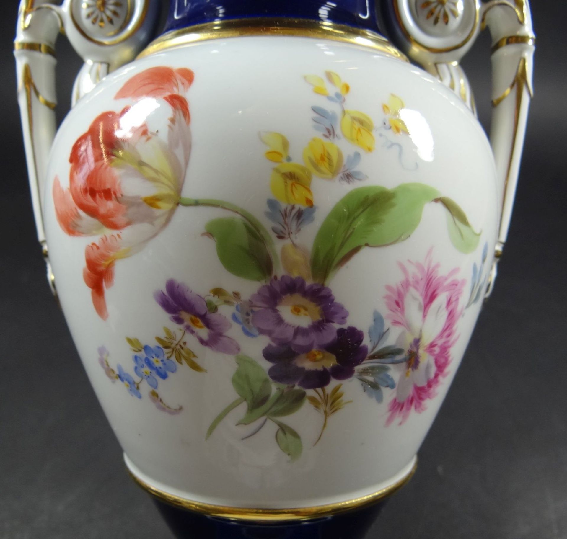 grosse Henkelvase "Meissen" Kobalt/Gold und Blumenmalerei, H-28 cm, Schwertermarke 1.Wahl- - -22. - Bild 5 aus 6